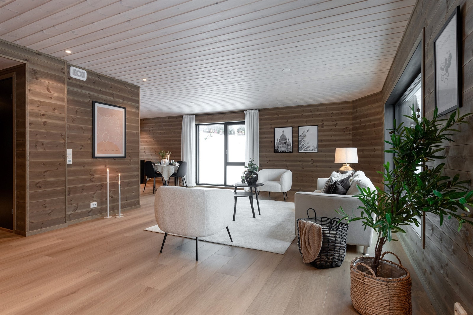 Stor og romslig stue med åpen løsning til kjøkken Galleribilde