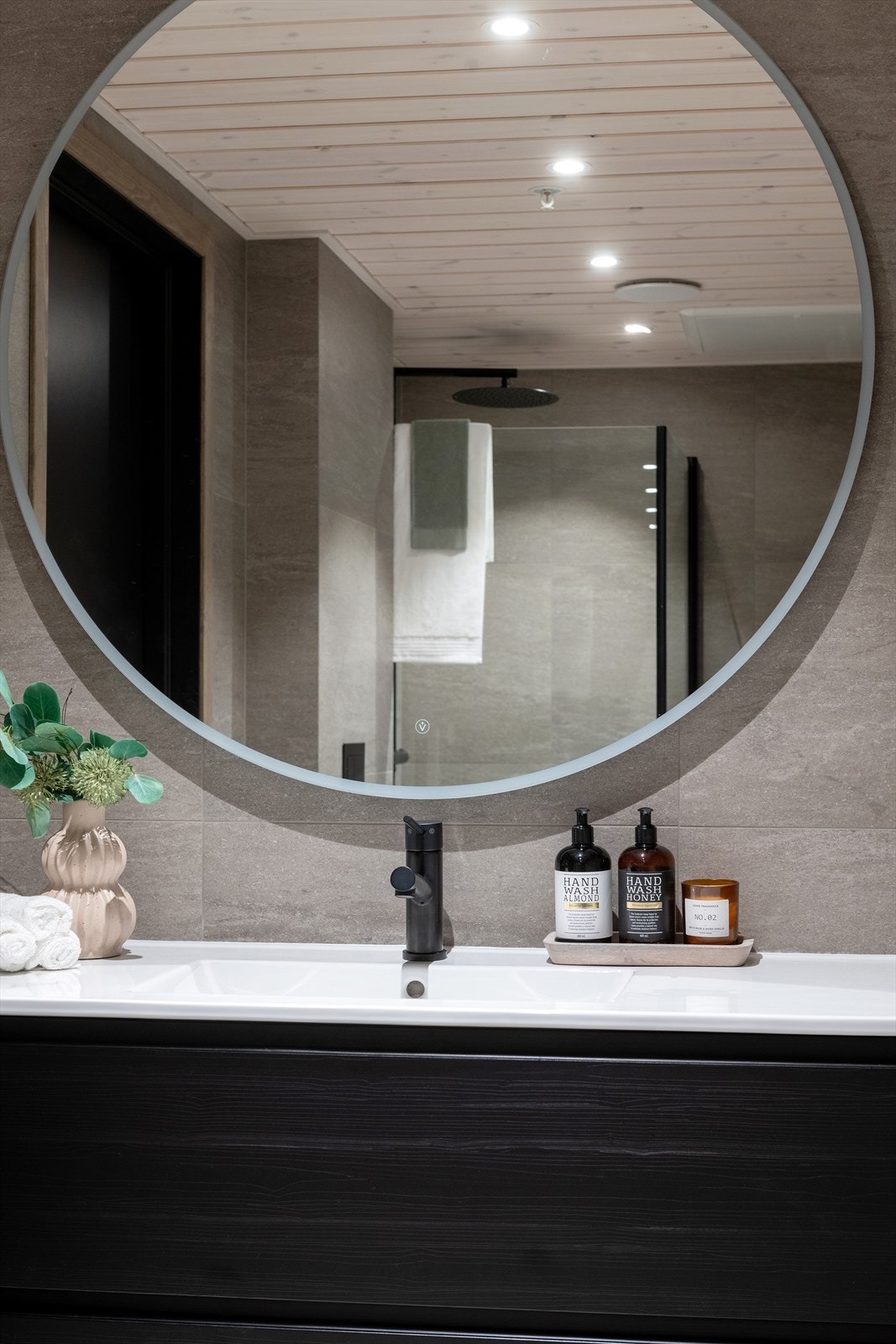 Flott rundt med med lys og stikkontakt over servant på hovedbad Galleribilde