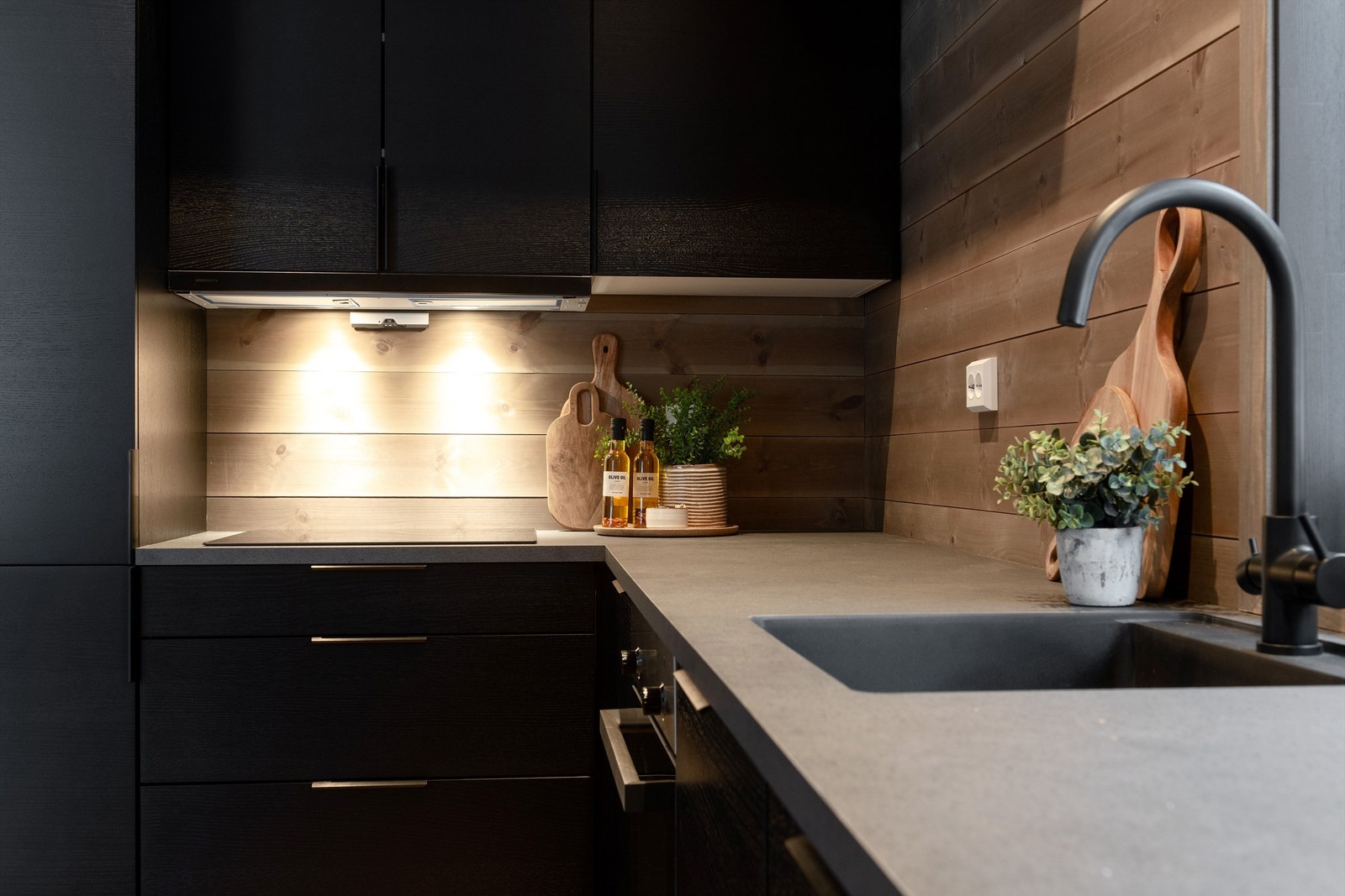 Nedfelt oppvaskkum med ett-greps kjøkkenarmatur Galleribilde