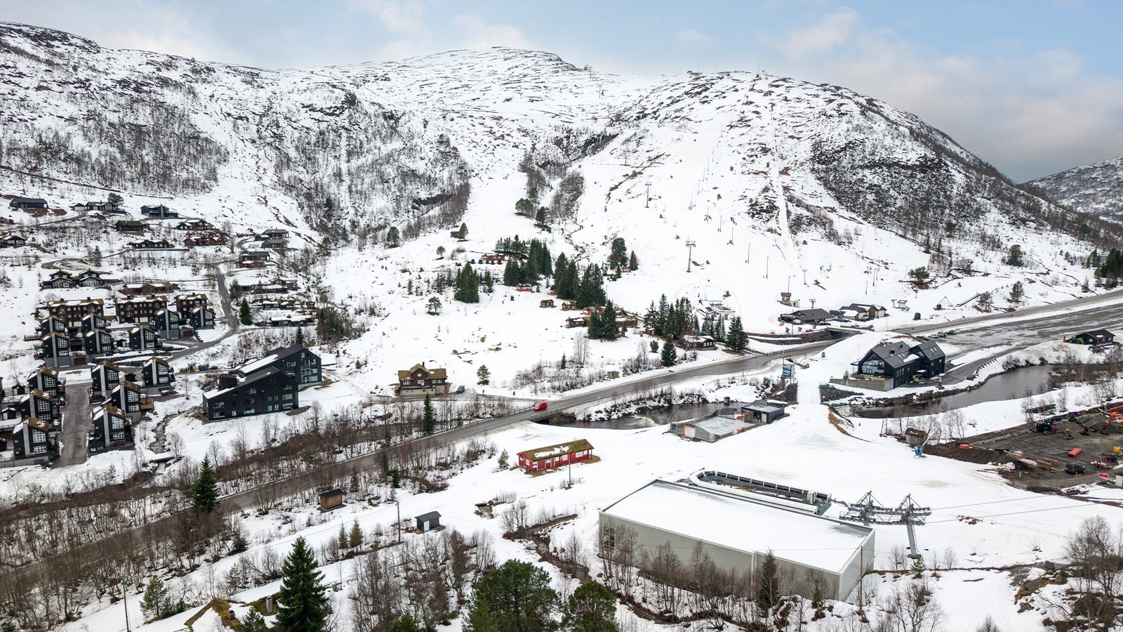 Dronebilde tatt fra Roaldsiden mot Fursetsiden Galleribilde