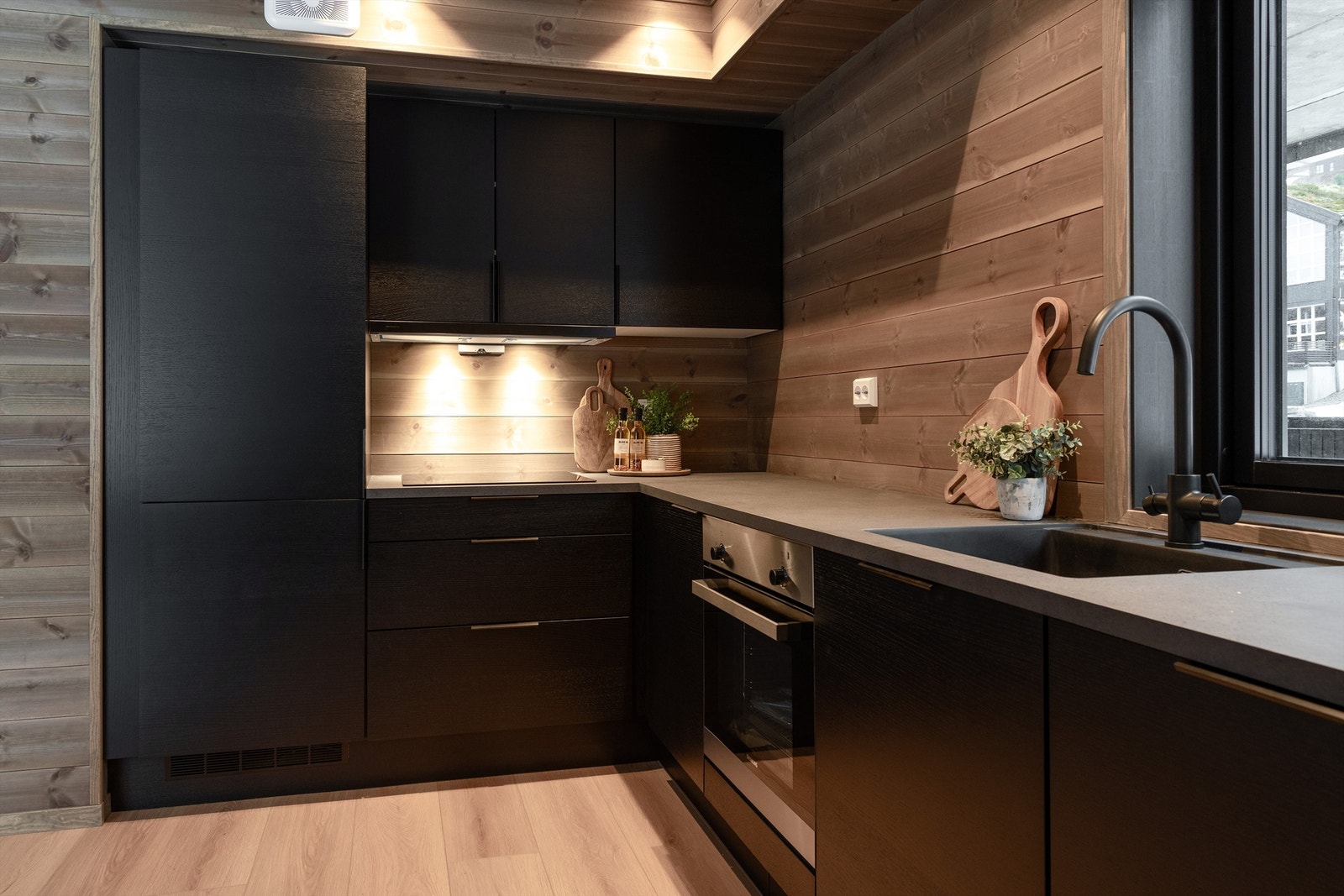 Integrert stekeovn, platetopp, oppvaskmaskin og kjøleskap med fryser. Ventilator i overskap med komfyrvakt. Galleribilde