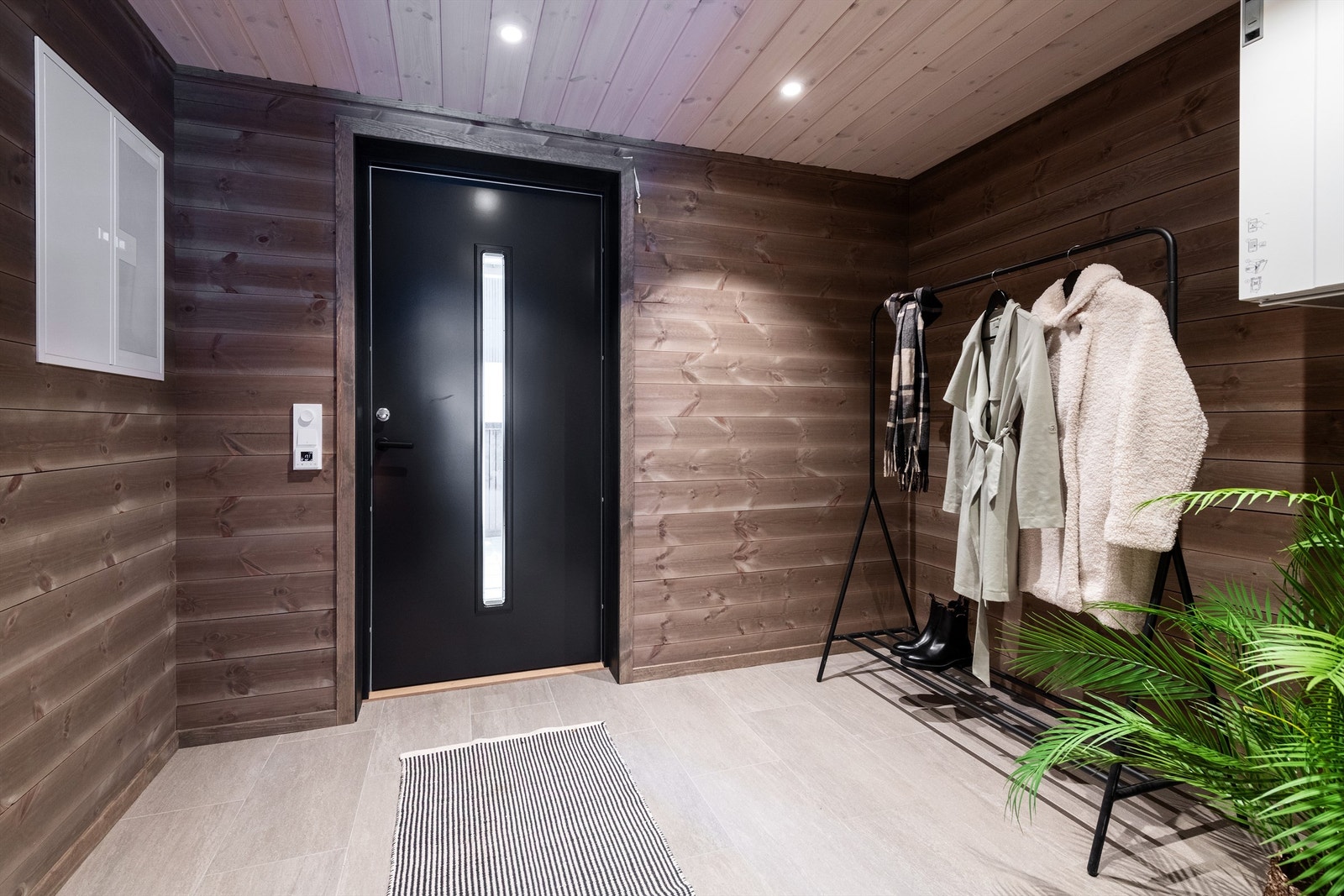 Entre/inngangsparti med god plass til yttertøy og sko Galleribilde