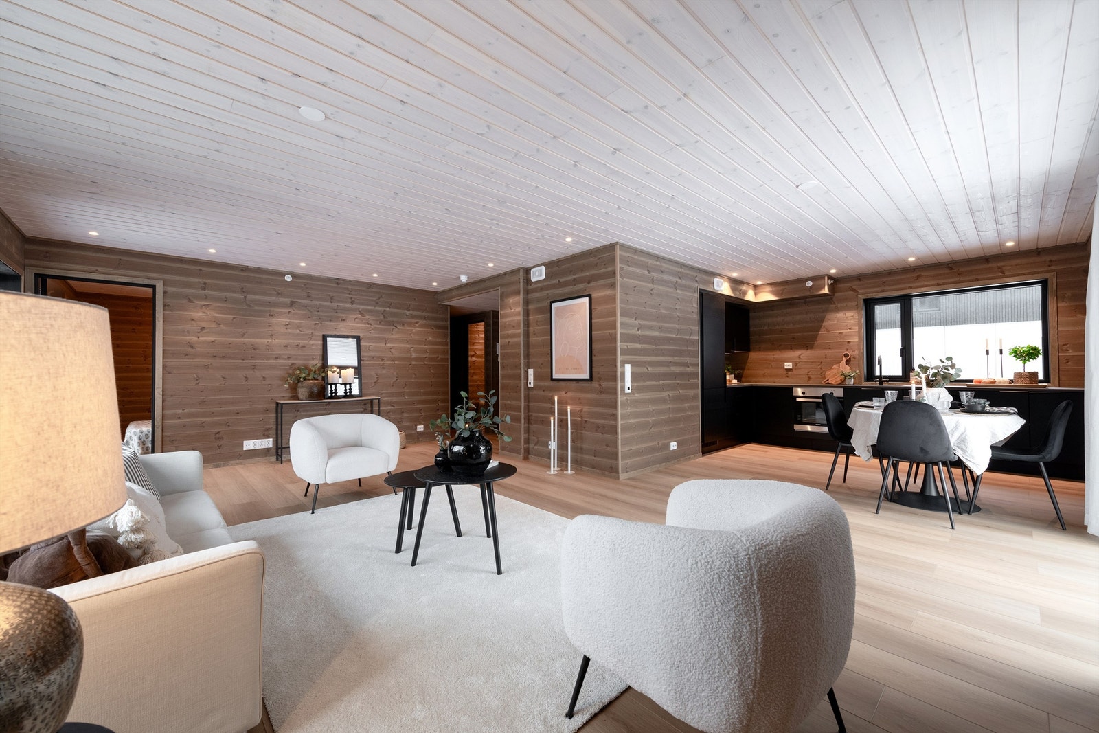 Åpen stue/kjøkkenløsning med god plass til både sofagruppe og spisestue i tilknytning til kjøkkenet Galleribilde