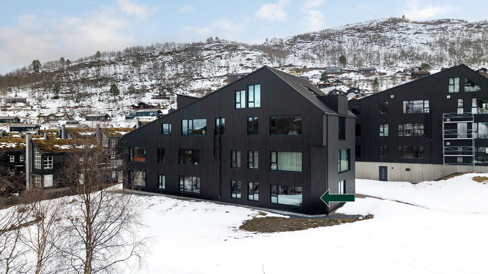 Fasade av sameiet, med bygg 1 og 2. Leiligheten ligger på hjørne i bygg 1 Galleribilde