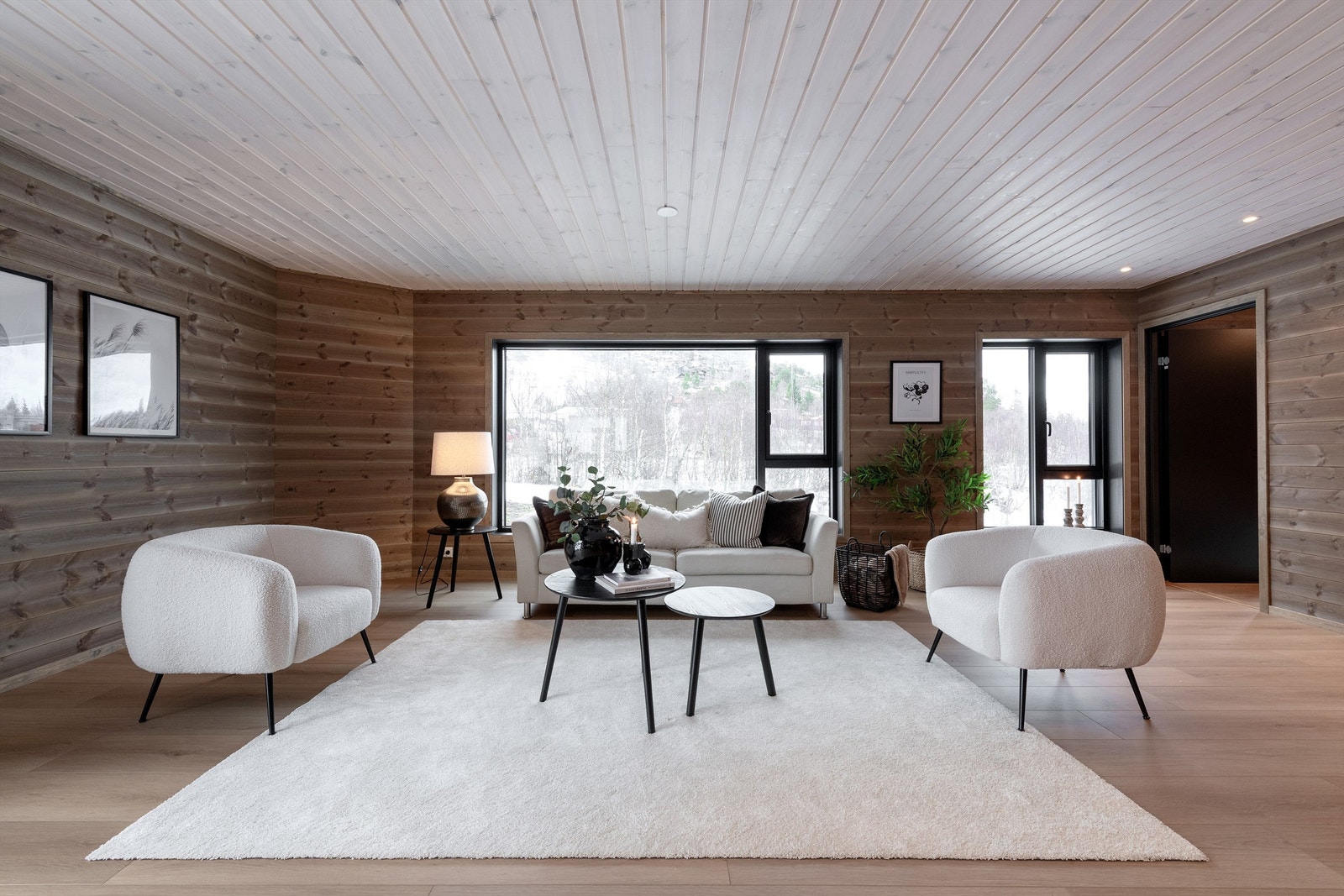 Stue med store vindusflater som gir godt lysinnslipp og dagslys i leiligheten Galleribilde