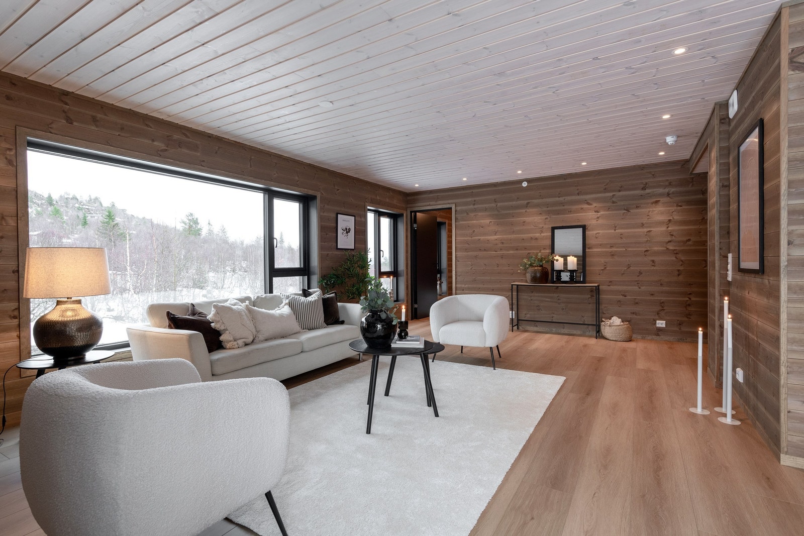 Store vindusflater som gir godt med naturlig lysinnslipp på stuen Galleribilde