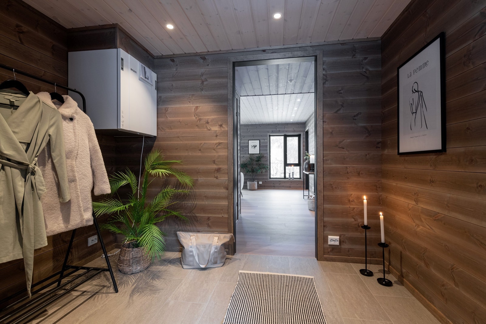 Romslig entre med fliser på gulv med gulvvarme Galleribilde