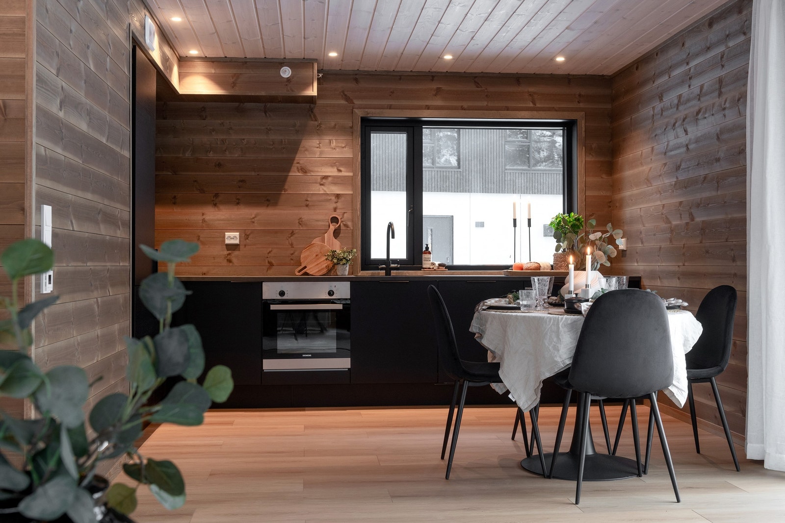 Det er åpen løsning fra stue mot kjøkken og god plass til spisebord Galleribilde