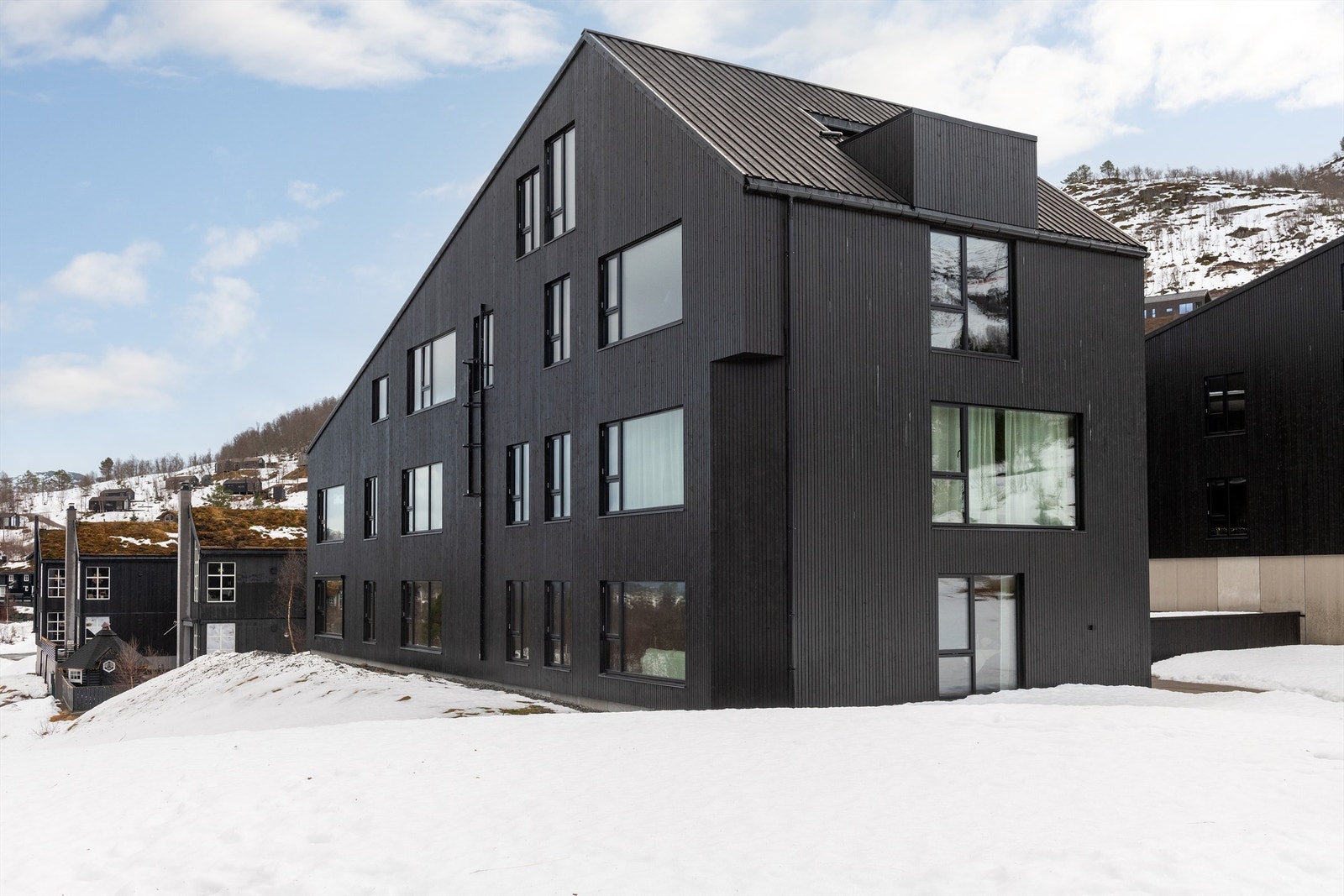 Fasade bygg 1 - leiligheten er beliggende på enden Galleribilde