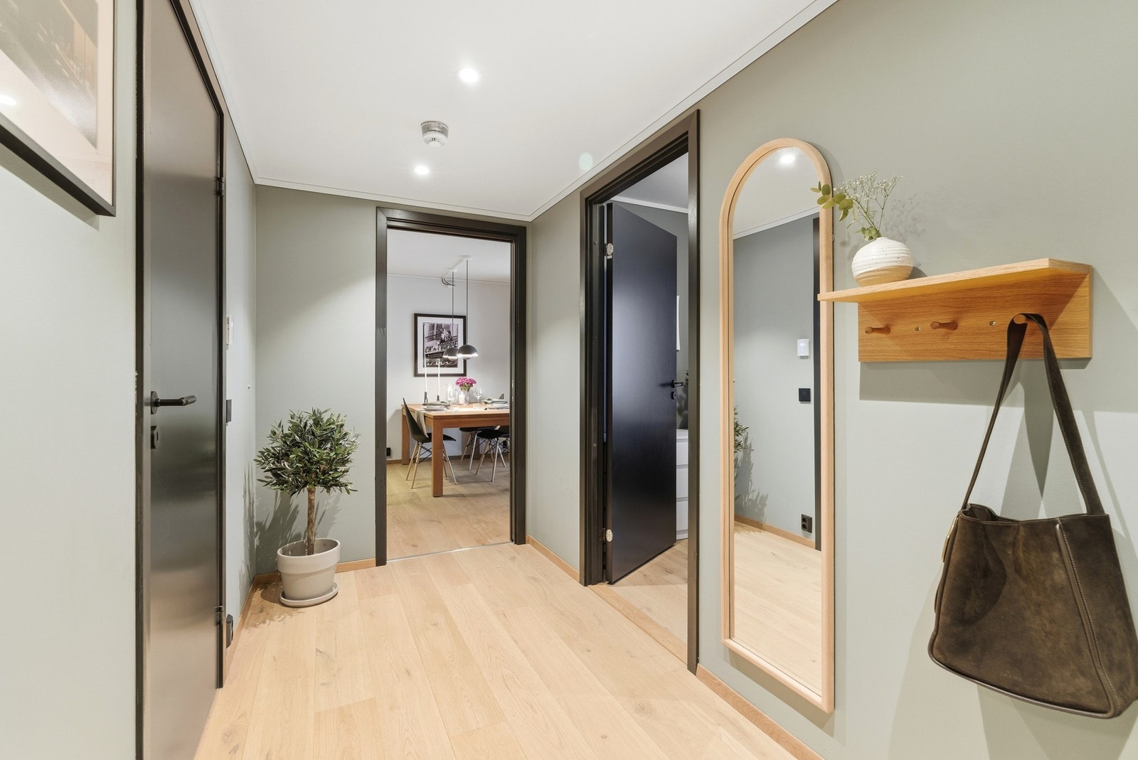 Entré med plass til å henge fra seg klær langs vegg. Galleribilde