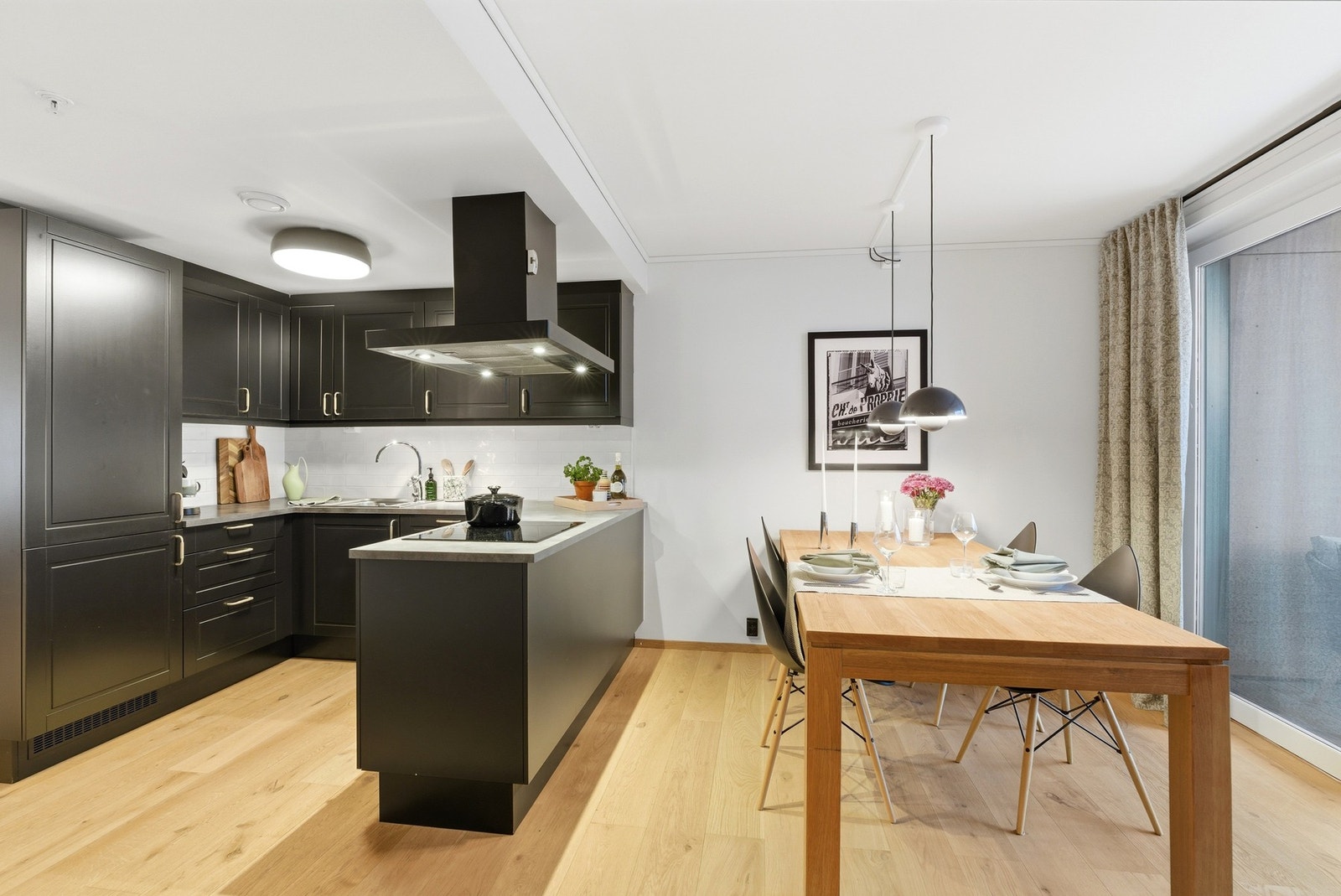 Her kan man kokkelere, samtidig som man er sammen med gjestene! Galleribilde