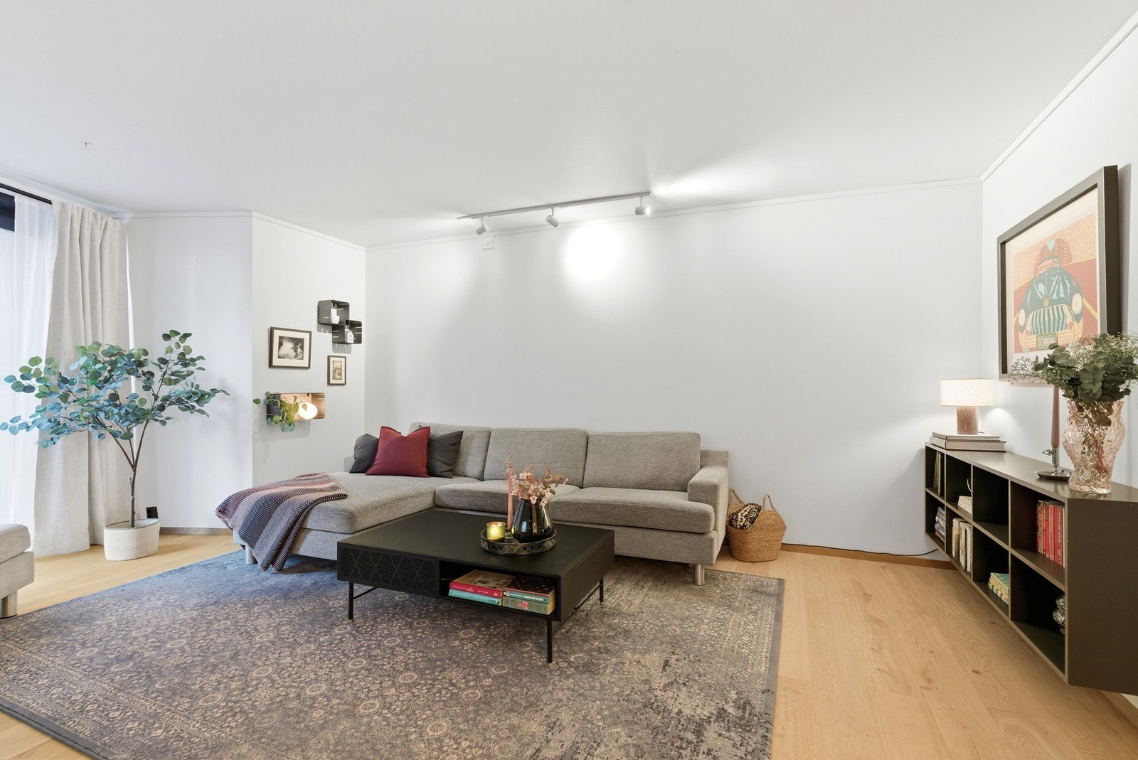 Leiligheten er gjennomgående malt i lyse og tidsriktige fargevalg. Galleribilde