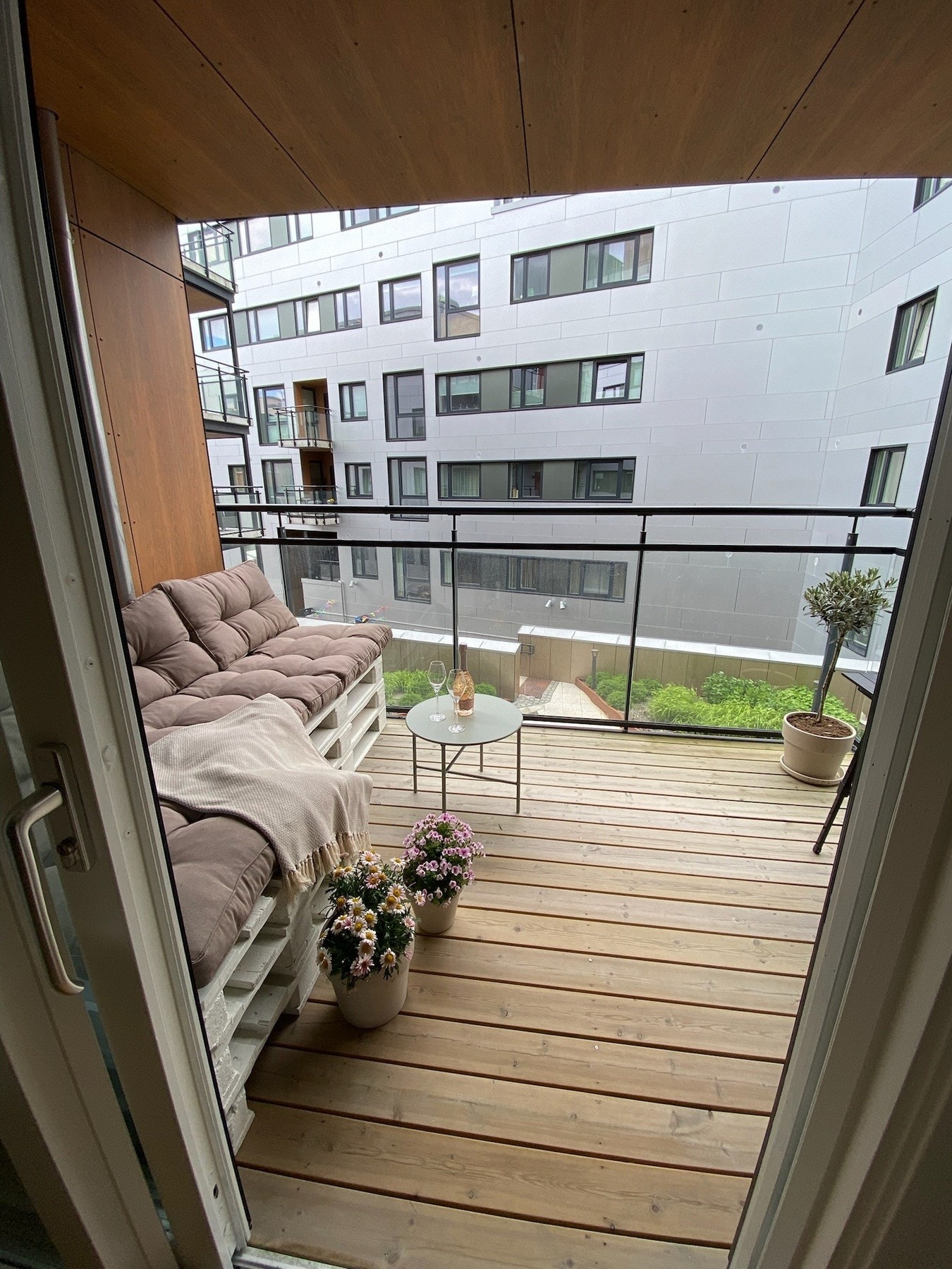 God plass til hagemøbler på balkongen. Galleribilde
