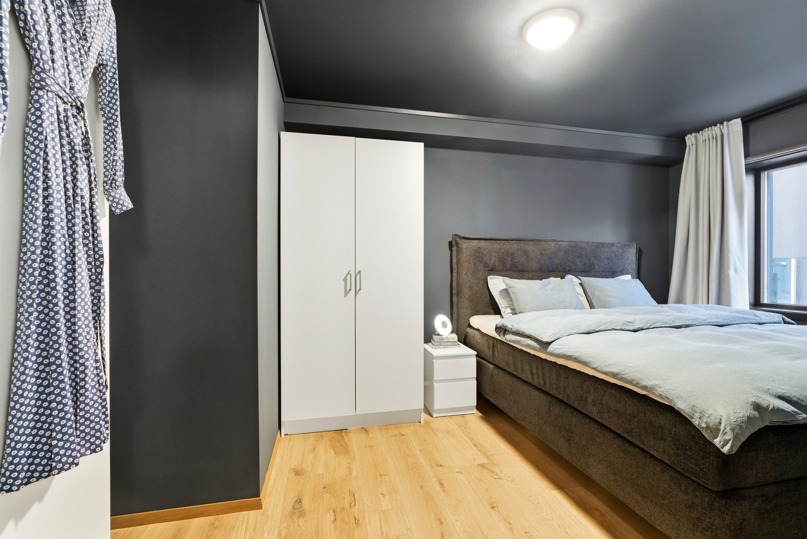 Stort hovedsoverom med god plass til dobbeltseng og garderobeløsning. Galleribilde