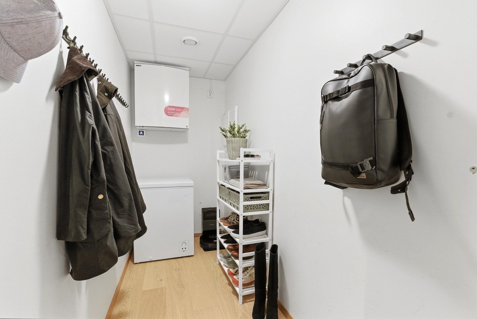 Praktisk bod i tilknytning entré, med plass til videre sko- og klesoppbevaring. Galleribilde