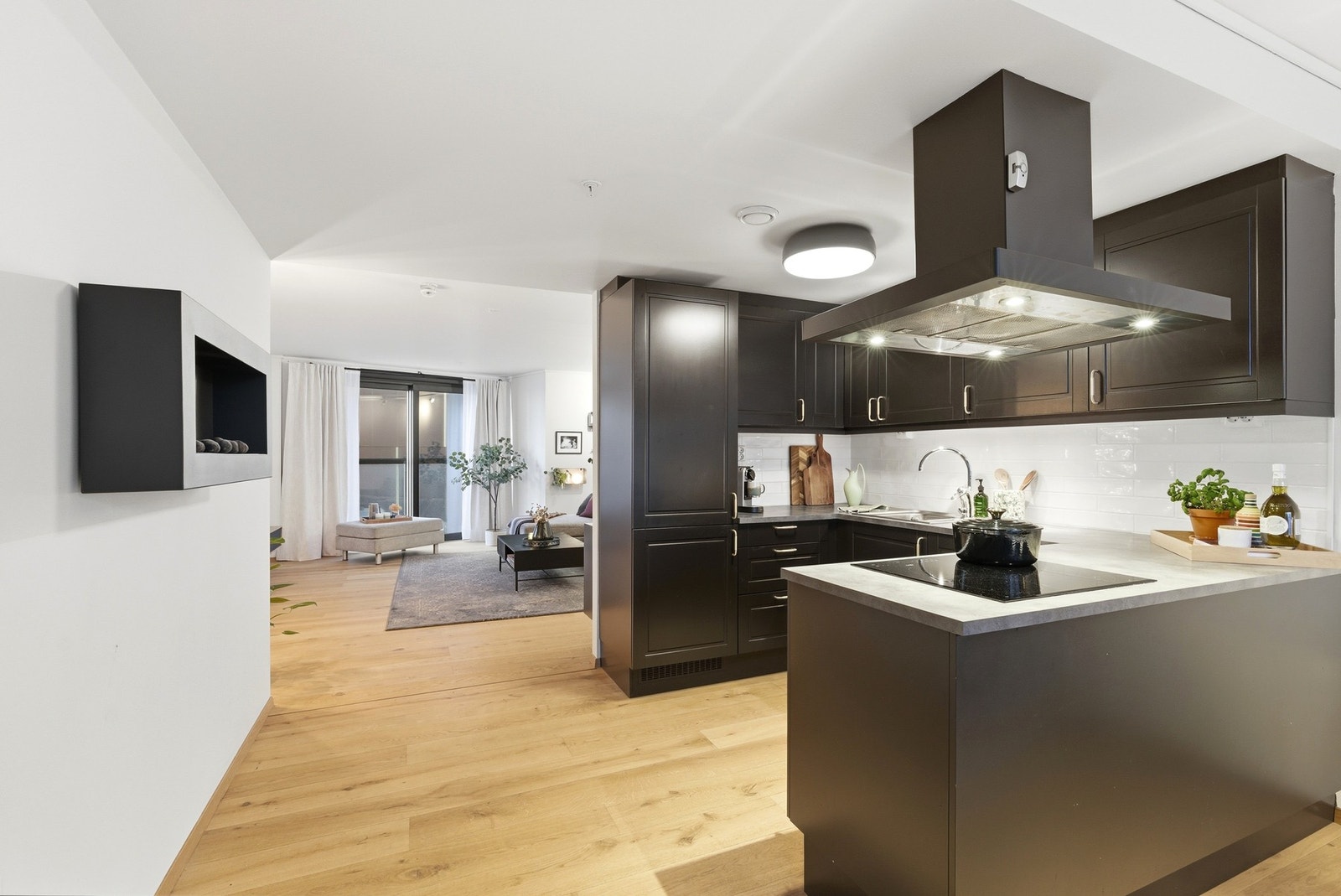 Godt utbygget kjøkken med god skap- og benkeplass. Galleribilde