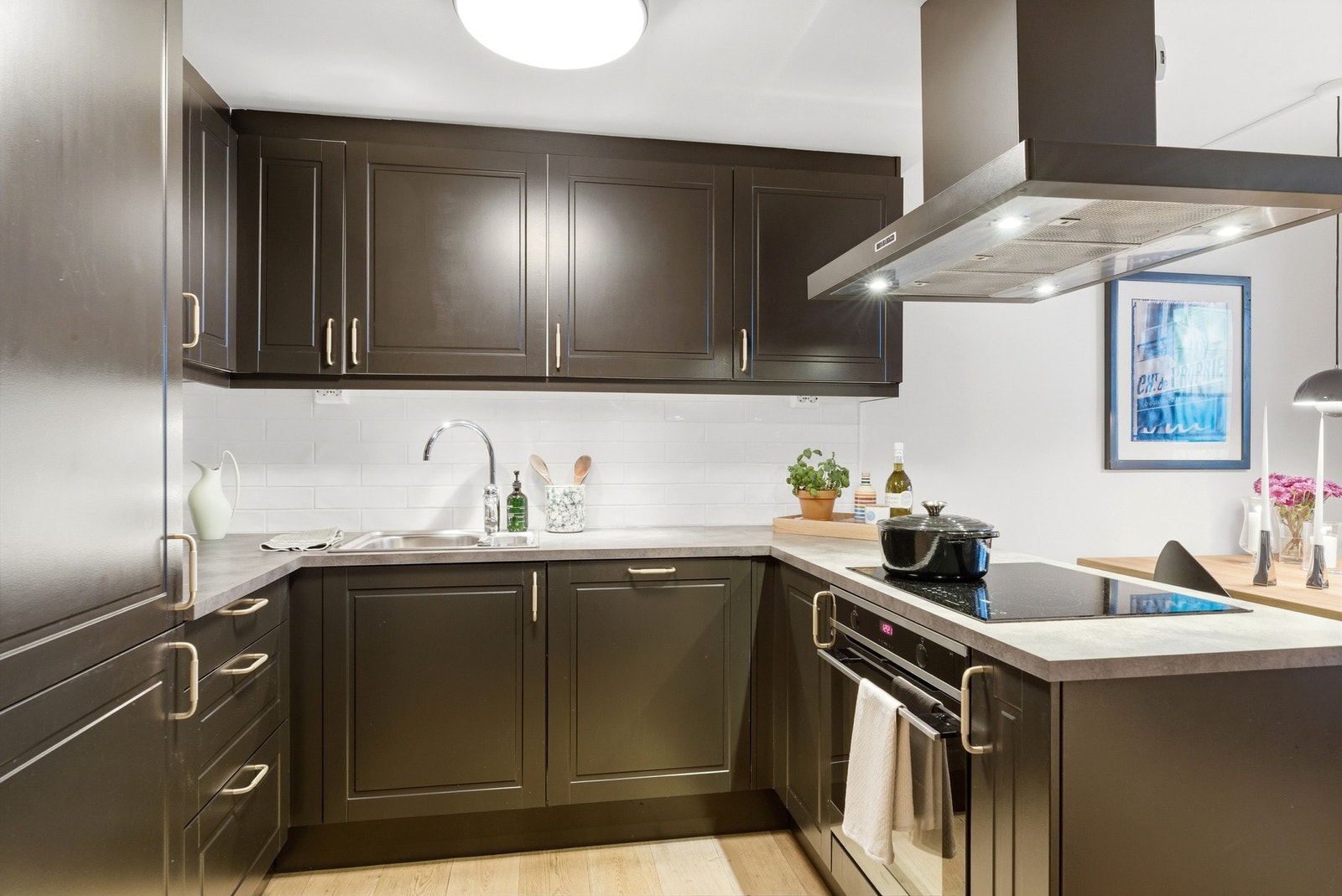 Kjøkkenet har integrerte hvitevarer og fritthengende ventilator. Galleribilde