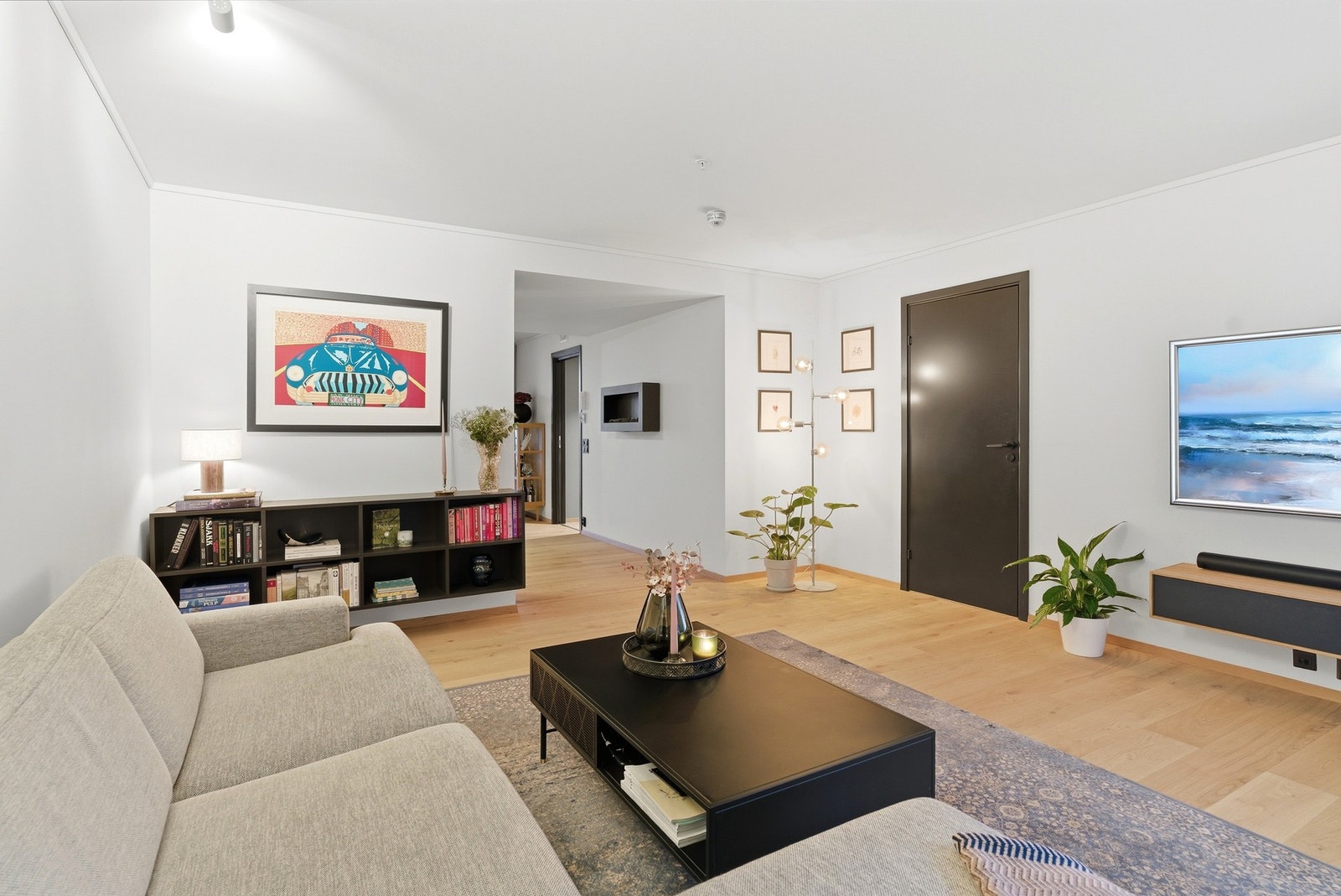 Stuen har moderne overflater med svarte detaljer på dører og stikkontakter. Galleribilde