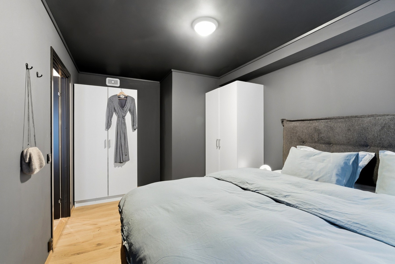 Det er god plass til flere garderobeskap på soverommet. Galleribilde