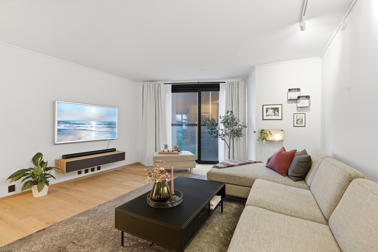 Romslig stue med god plass til sofagruppe og tilhørende møblement. Galleribilde