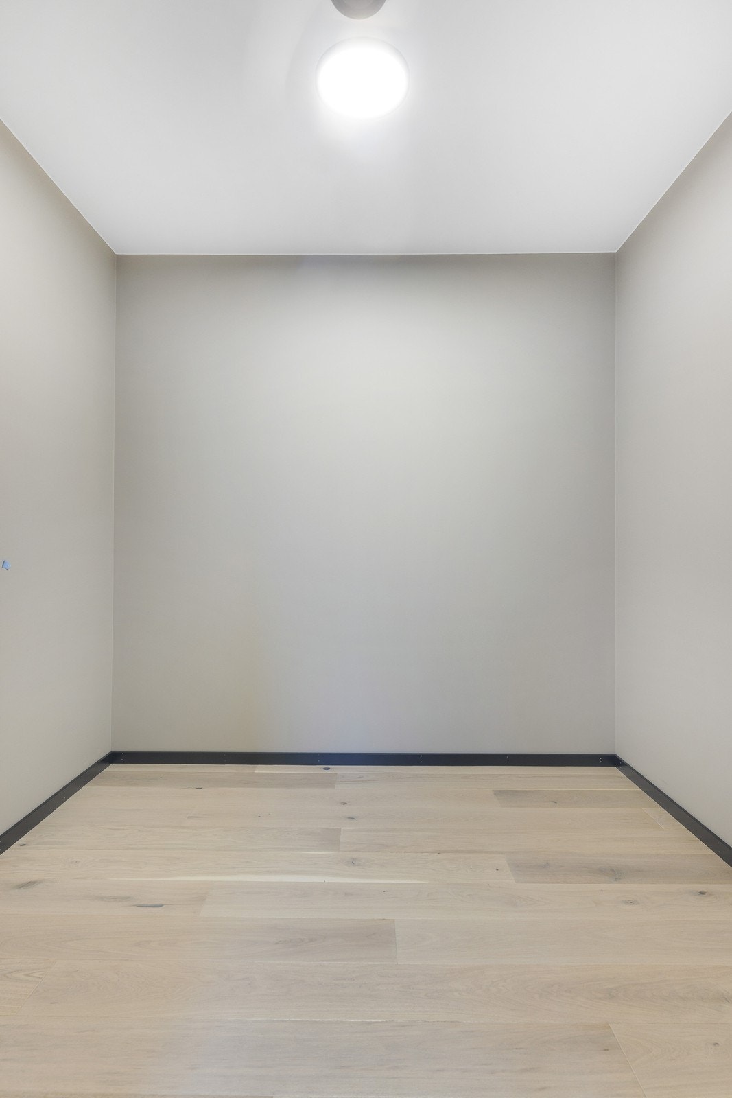 Walk in closet tilknyttet hovedsoverom i 2. etasje Galleribilde