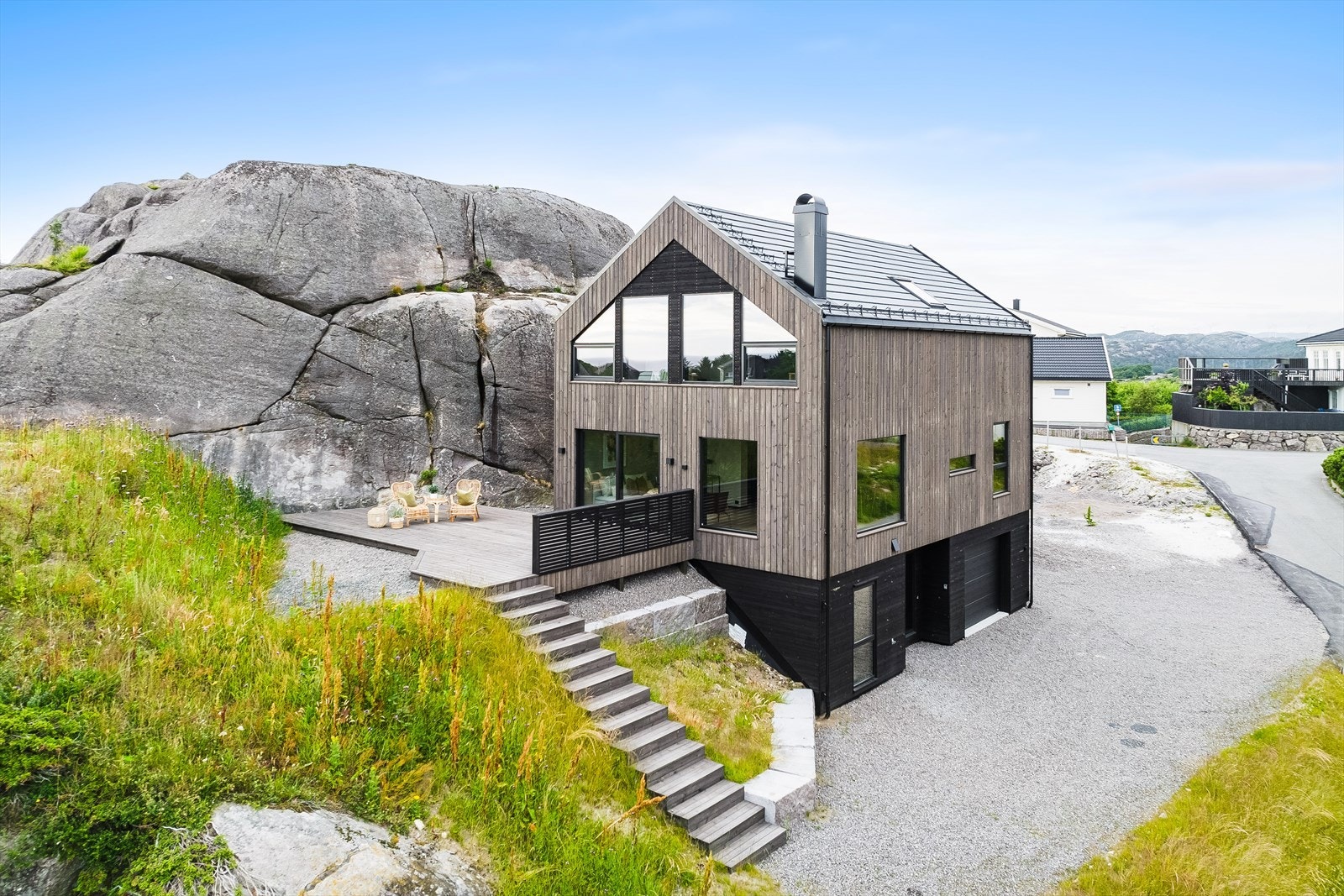 Trivelig uteområde grenser mot friareal/knaust - gode solfohold og fin utsikt. Galleribilde