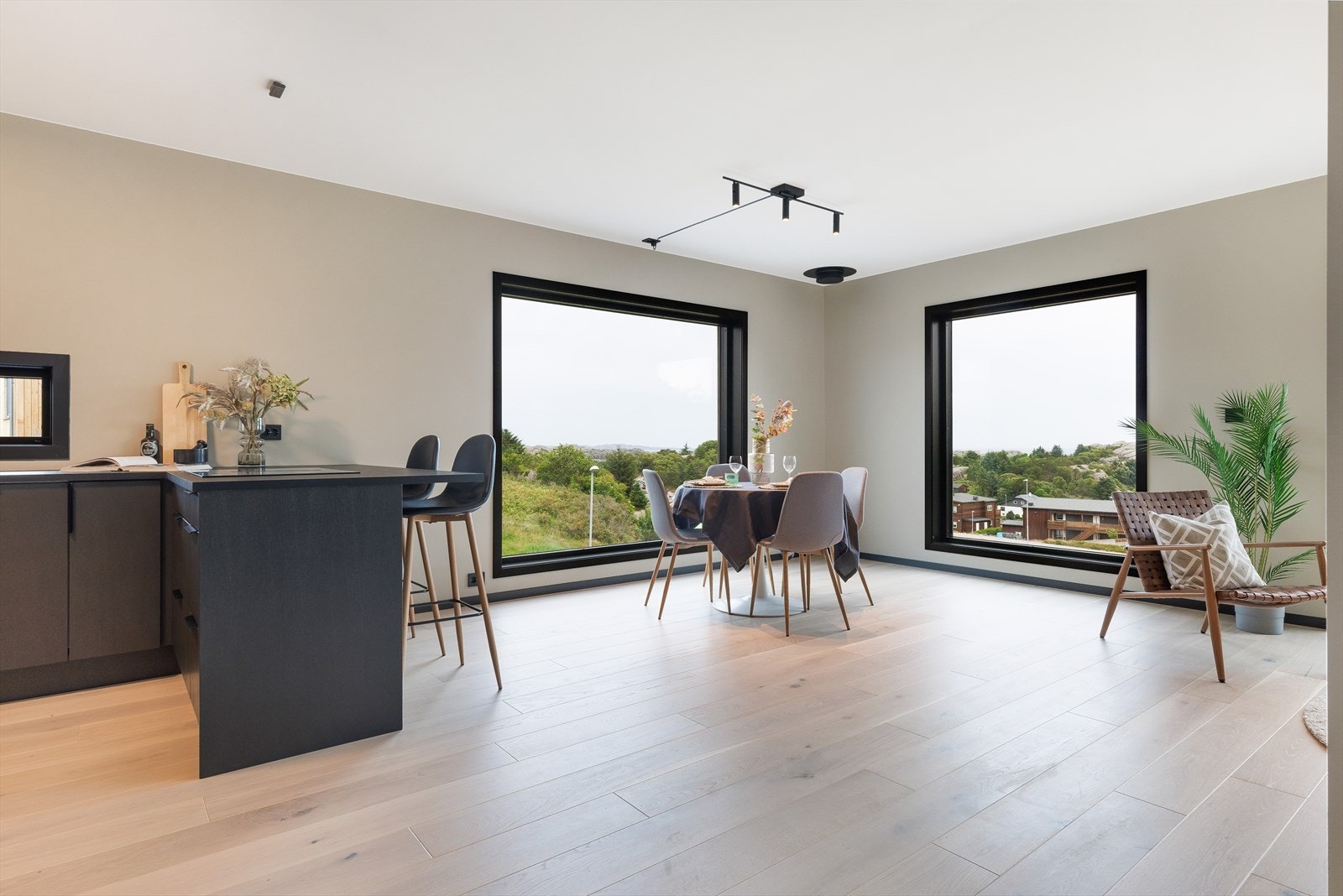 Det er tilrettelagt for vedovn i stue, pipeløp er ført gjennom etasjeskillet. Galleribilde