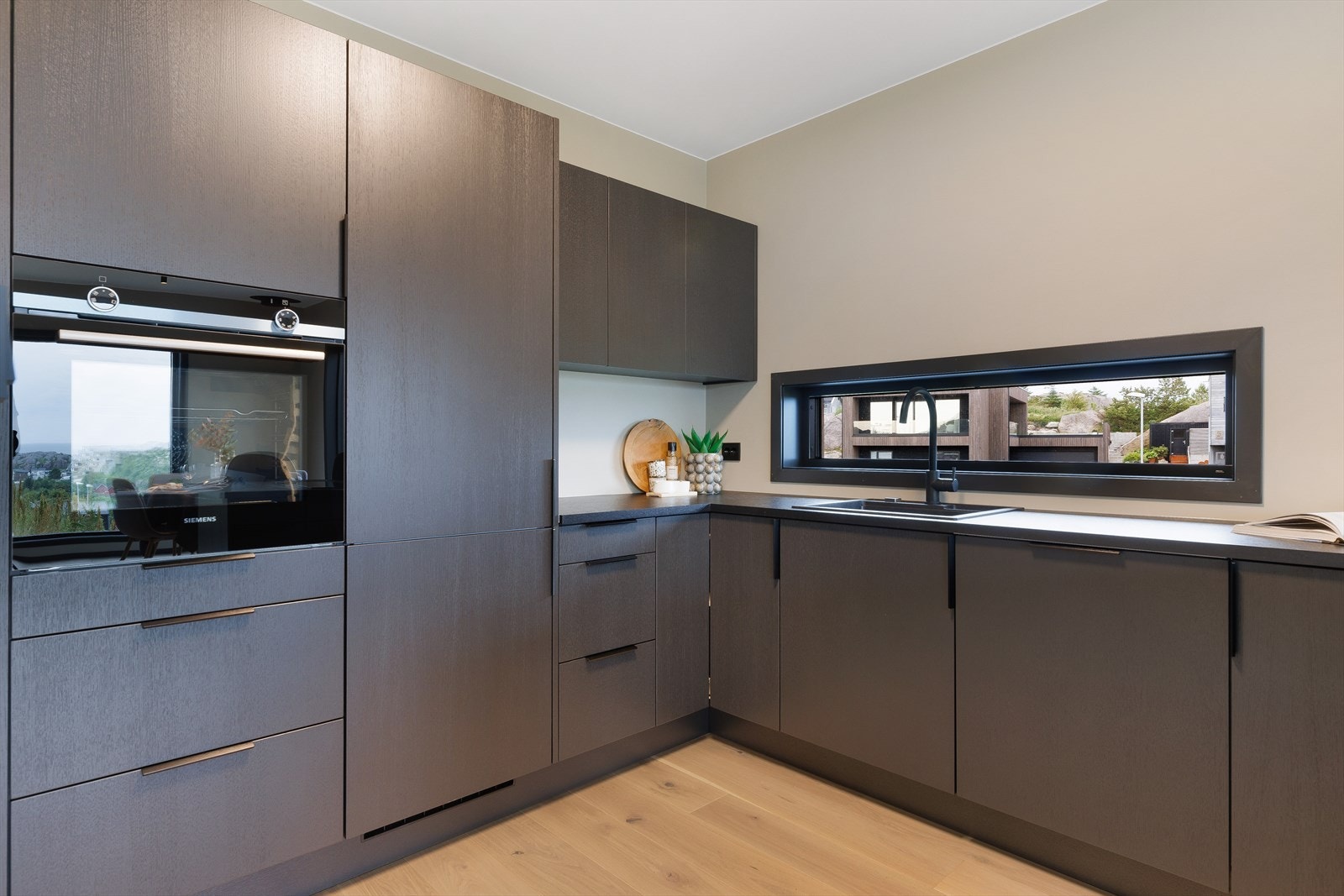 Hvitevarer på kjøkken er inkludert (kombiskap, komfyr, platetopp med integrert ventilasjon og oppvaskmaskin) Galleribilde