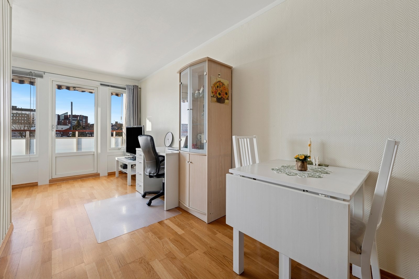 Store vindusflater slipper inn rikelig med dagslys og gir en fin utsikt. Galleribilde