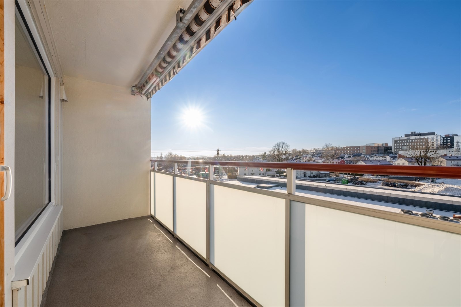 Balkongen har markise som gir behagelig skjerming på solrike dager. Galleribilde