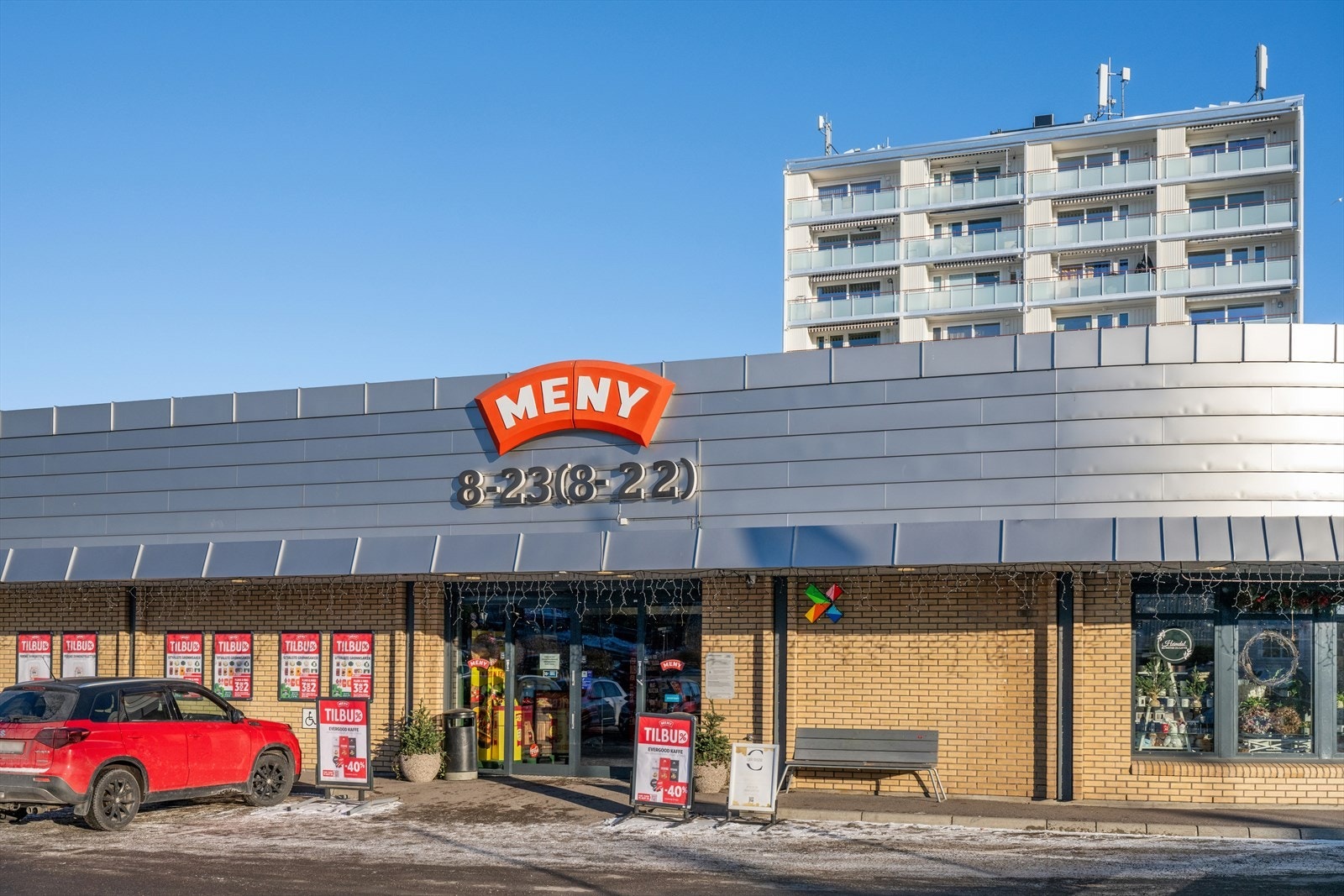 Dagligvarehandelen kan gjøres ved bla. Meny som er byggets nærmeste nabo Galleribilde