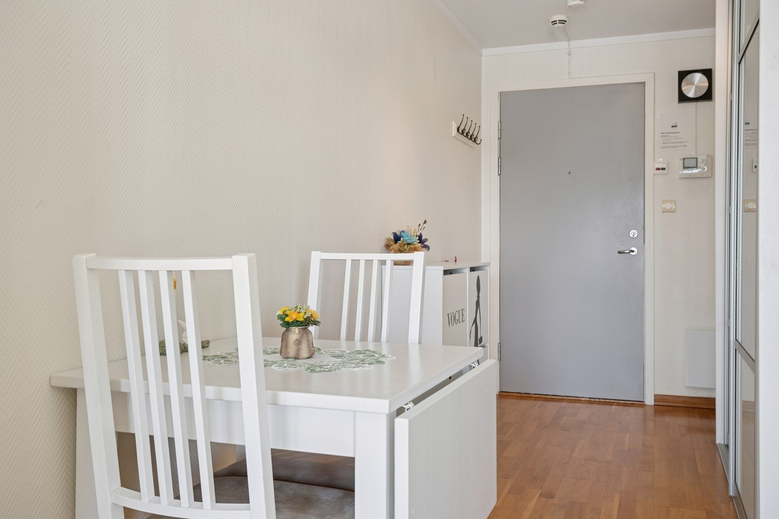 Videre inn kommer du til leilighetens kjøkken som ligger avdelt fra stuen. Galleribilde