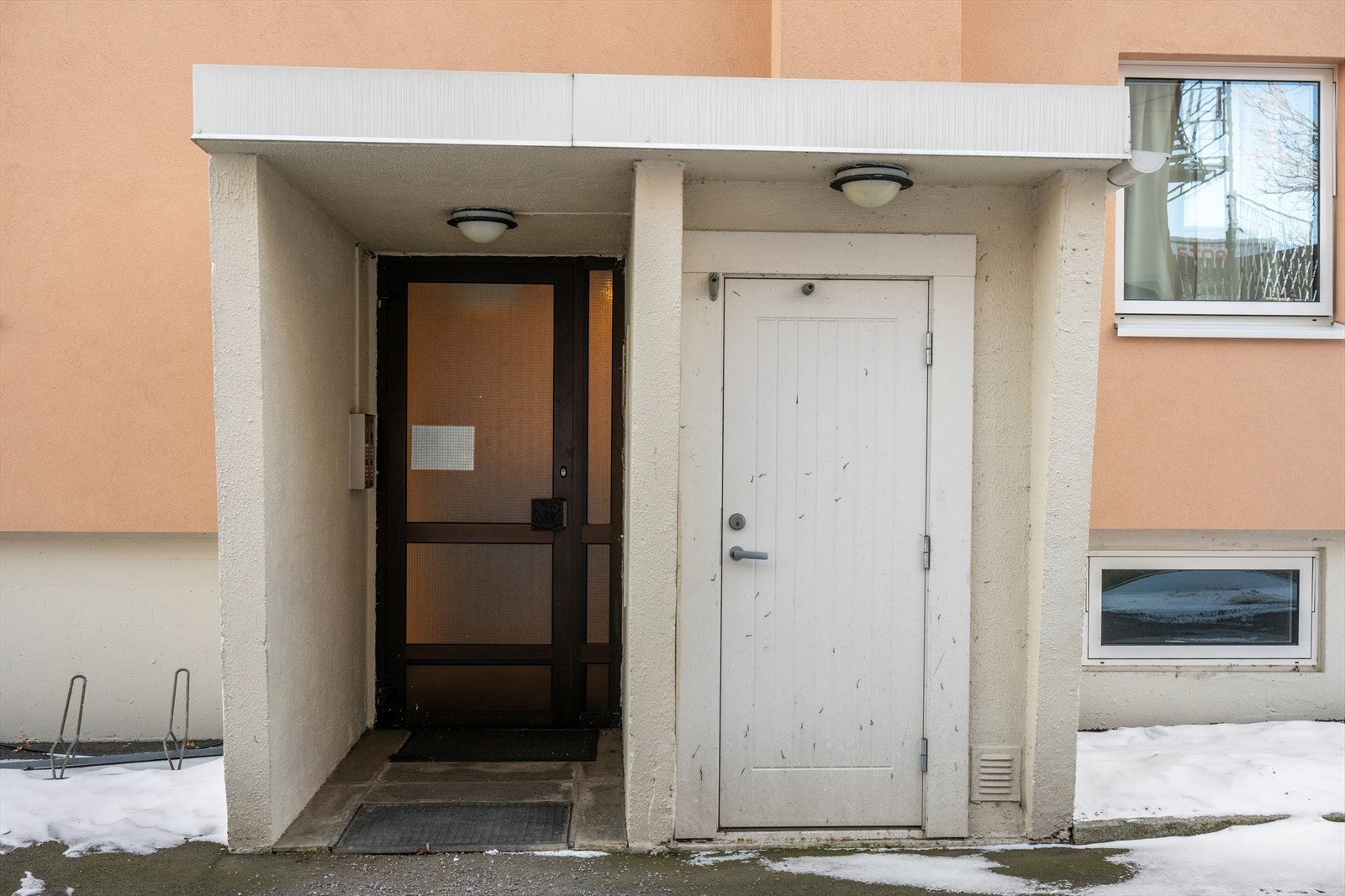 Leiligheten ligger i byggets 4. etasje med adkomst via felles trappeoppgang. Galleribilde