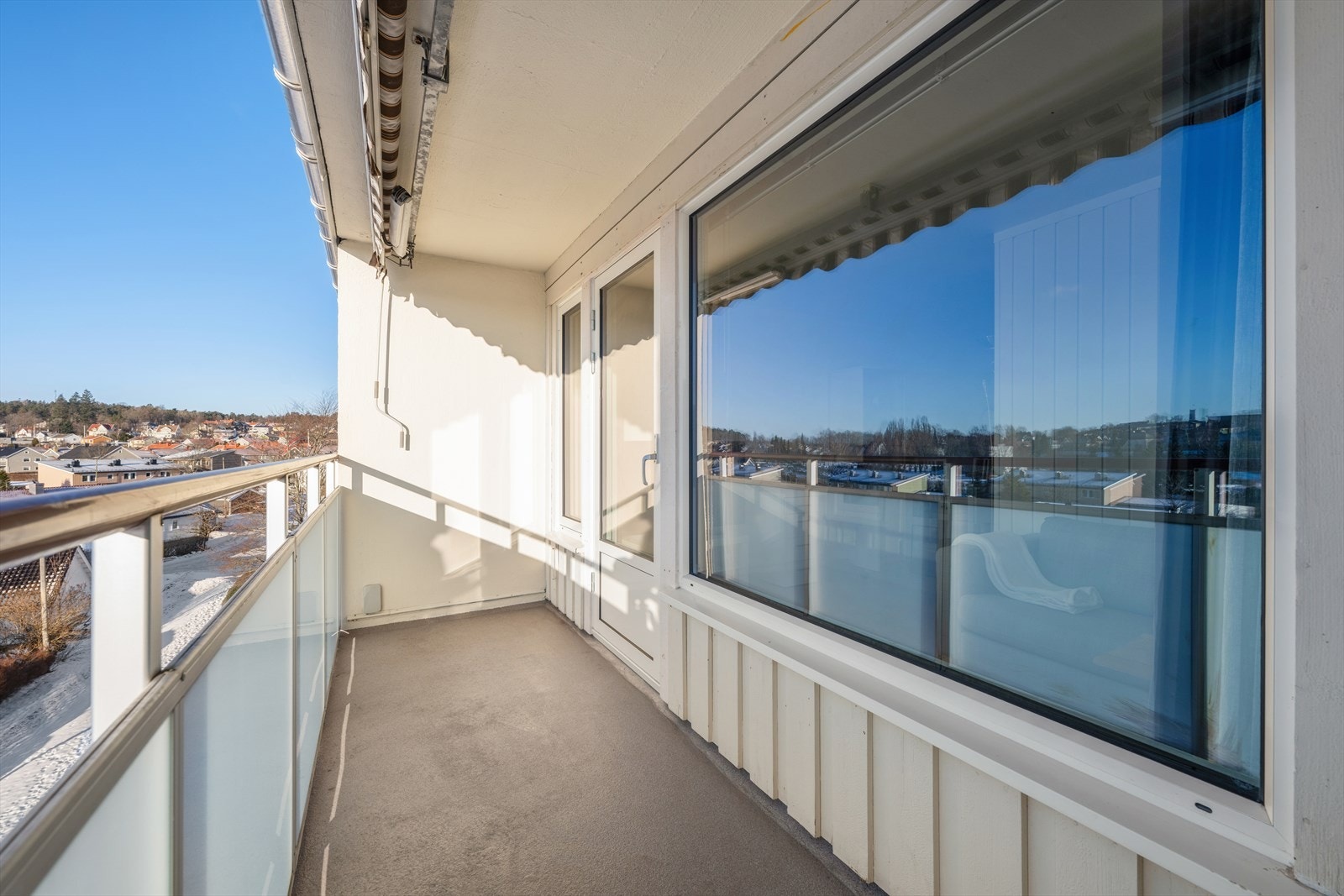 En lys og pen ett-roms andelsleilighet med sovealkove i stuen, nytt bad i 2019 og balkong med gode sol- og utsiktsforhold. Det er ikke forkjøpsrett i borettslaget. Galleribilde