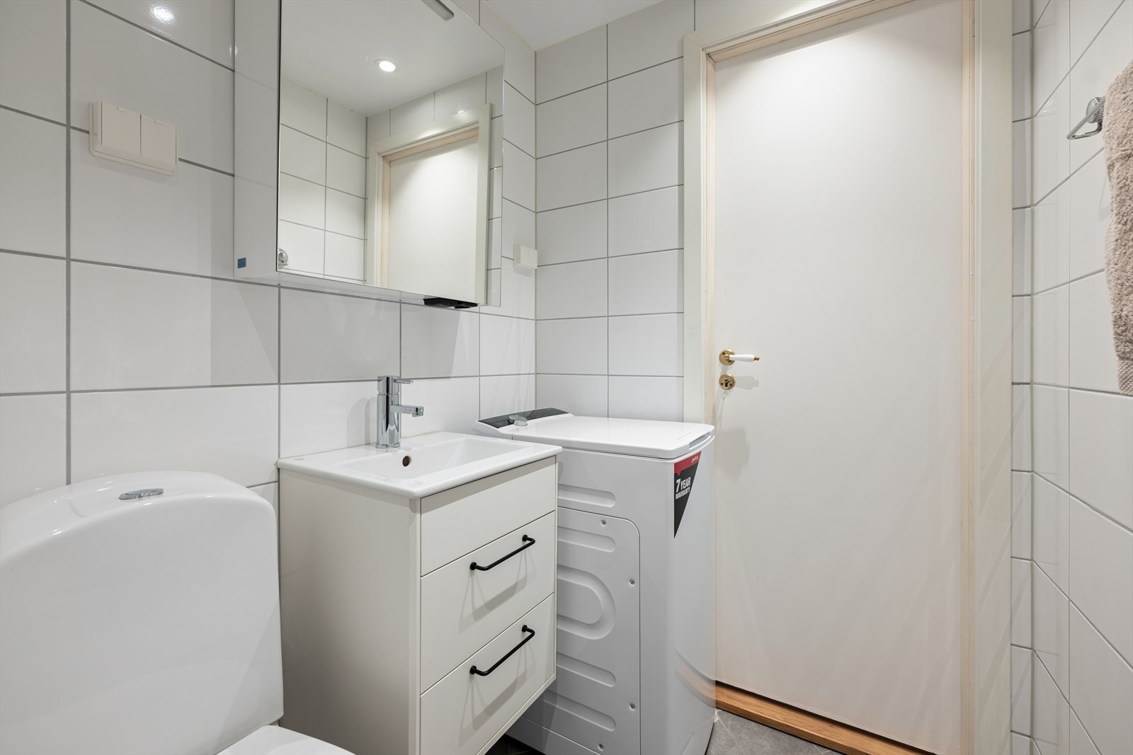 Badet ble oppgradert i 2019 og har flislagte overflater på både gulv og vegger, med elektriske varmekabler i gulvet. Galleribilde