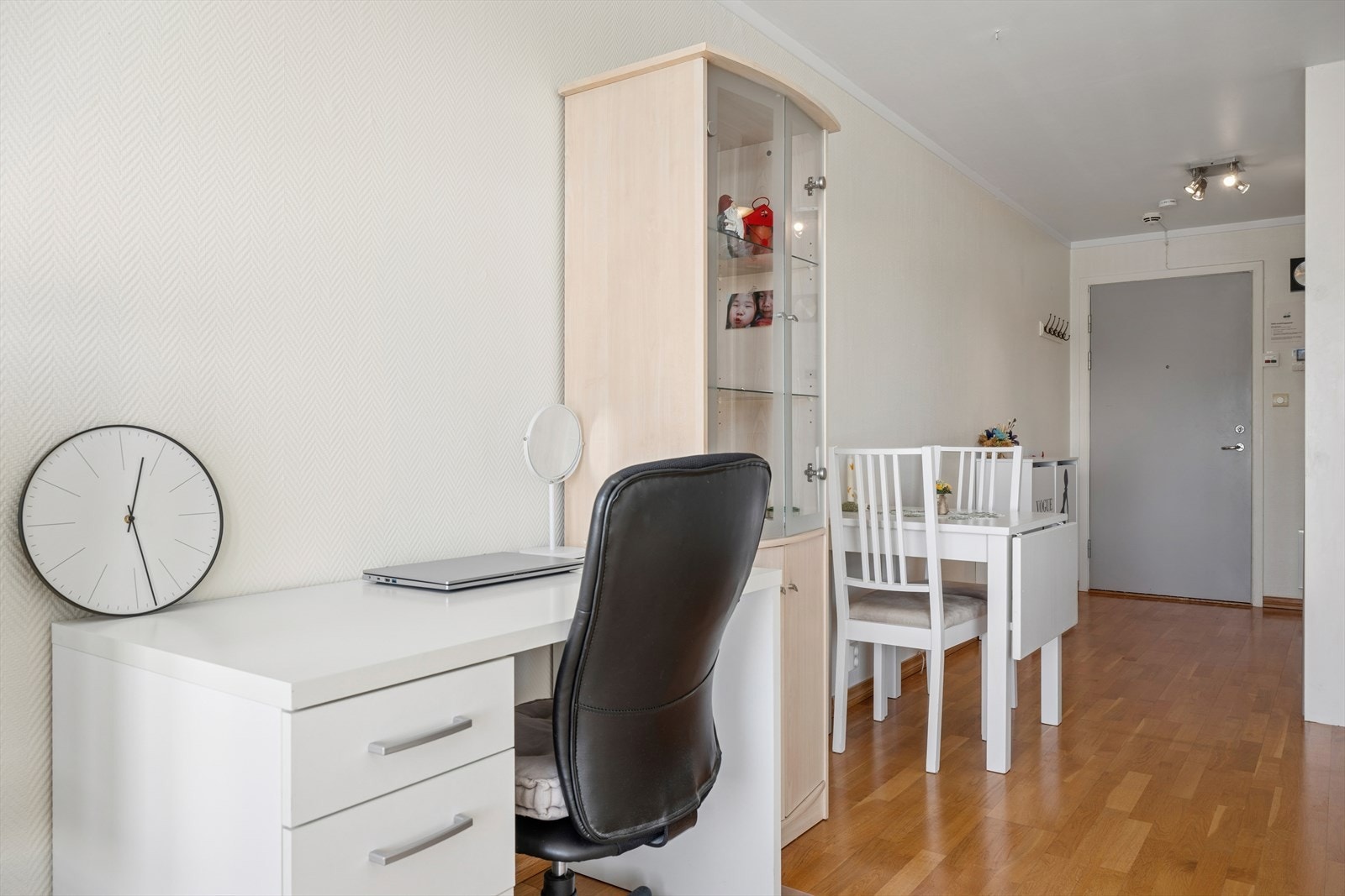 Rett ved kjøkkenet er det plass til et lite spisebord, perfekt for hyggelige måltider i hverdagen. Galleribilde