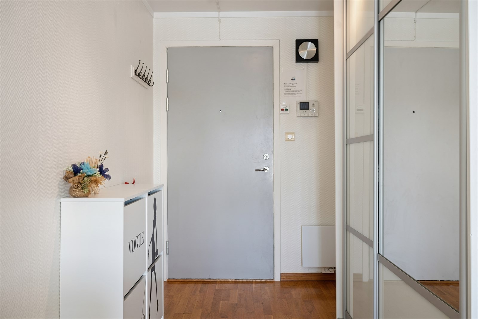 Vel innenfor møtes du av en lys entre med dobbel skyvedørsgarderobe for praktis oppbevaring. Her er det god plass til oppheng av yttertøy. Leiligheten er utstyrt med moderne dørtelefon med kamera. Galleribilde