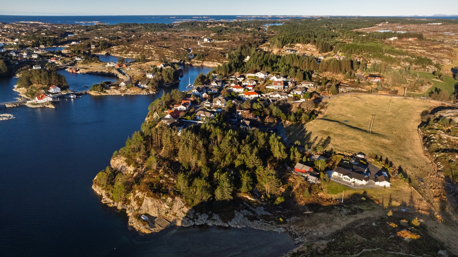 Tomtene har en idyllisk beliggenhet like ved sjøen. Galleribilde