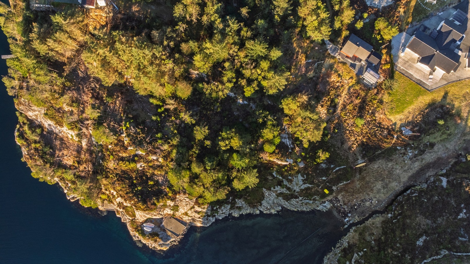 Nærmeste busstopp er Tjeldstø terminal og ligger en spasertur på 10 minutter unna tomten. Galleribilde
