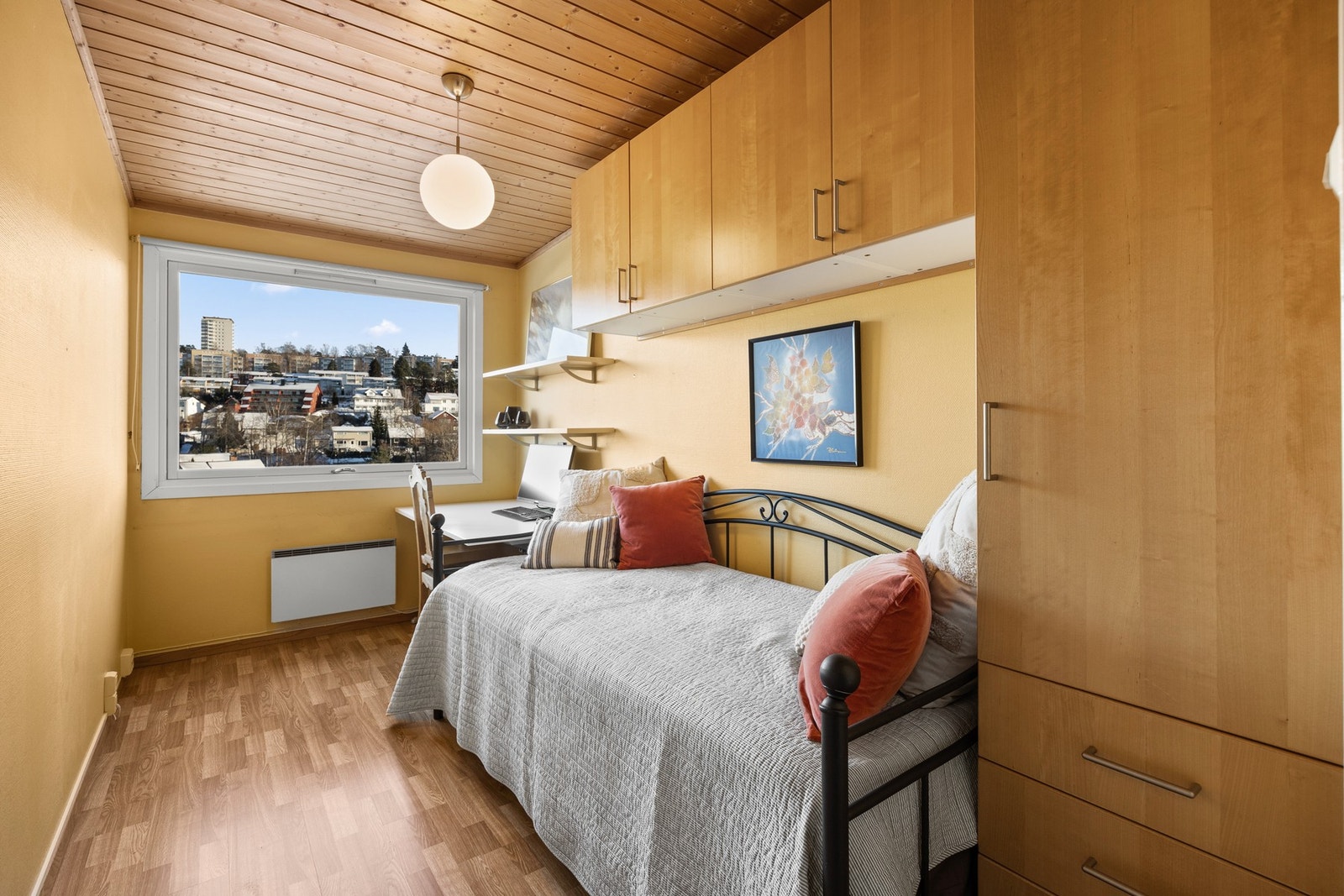 Boligen har et soverom her i første etasje, samt to soverom og et kontor/soverom i underetasjen. Galleribilde