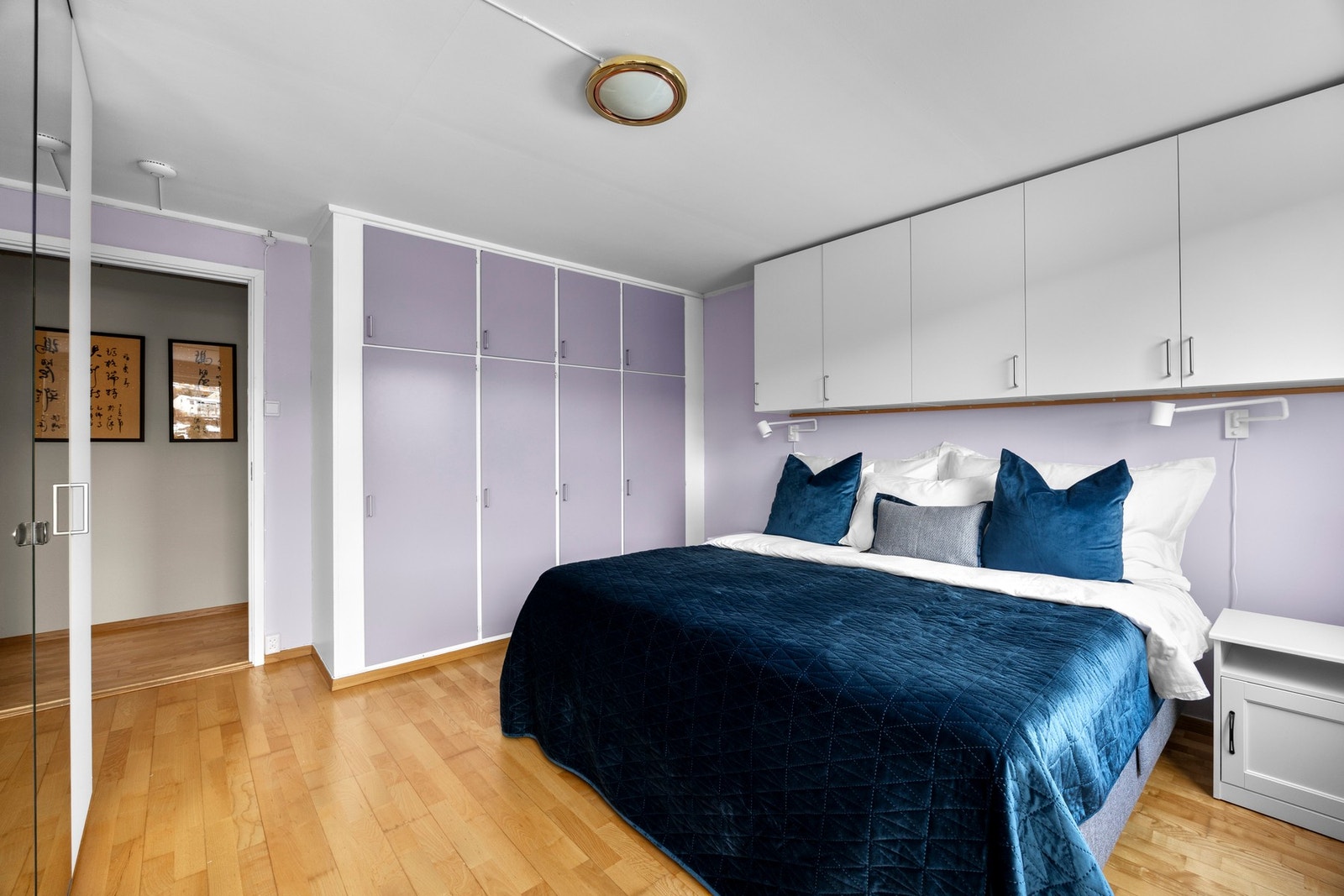 Her er det fin plass til å innrede med dobbeltseng og nattbord. Godt med lagringsplass i garderobeskap. Galleribilde