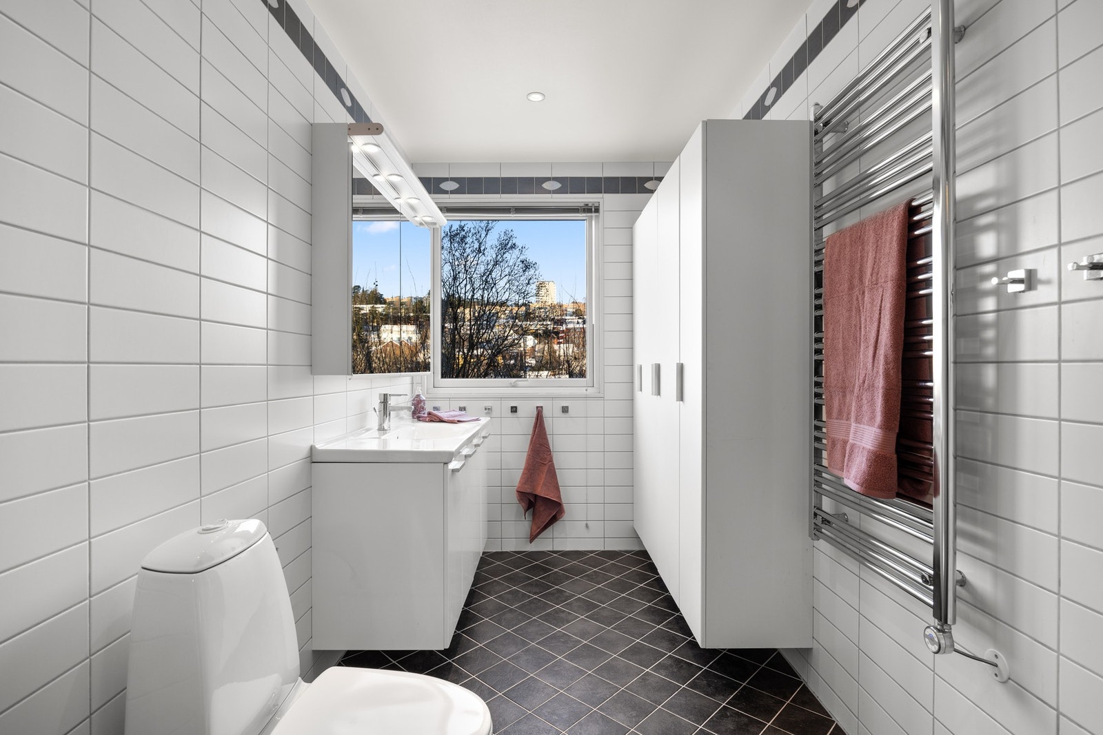 Badet ble oppusset av fagfolk i 2006 og er tidløst innredet. Dokumentasjon foreligger. Galleribilde