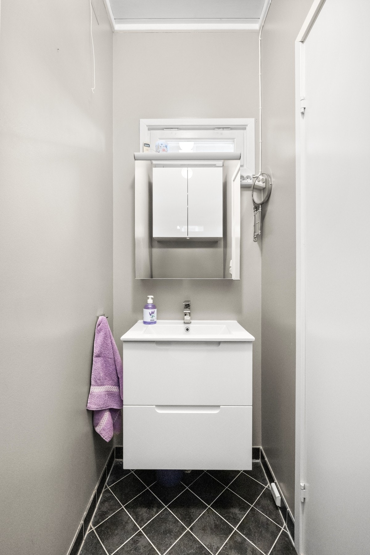 I tillegg til et toalett har rommet en servantseksjon og et dobbelt veggskap. Galleribilde