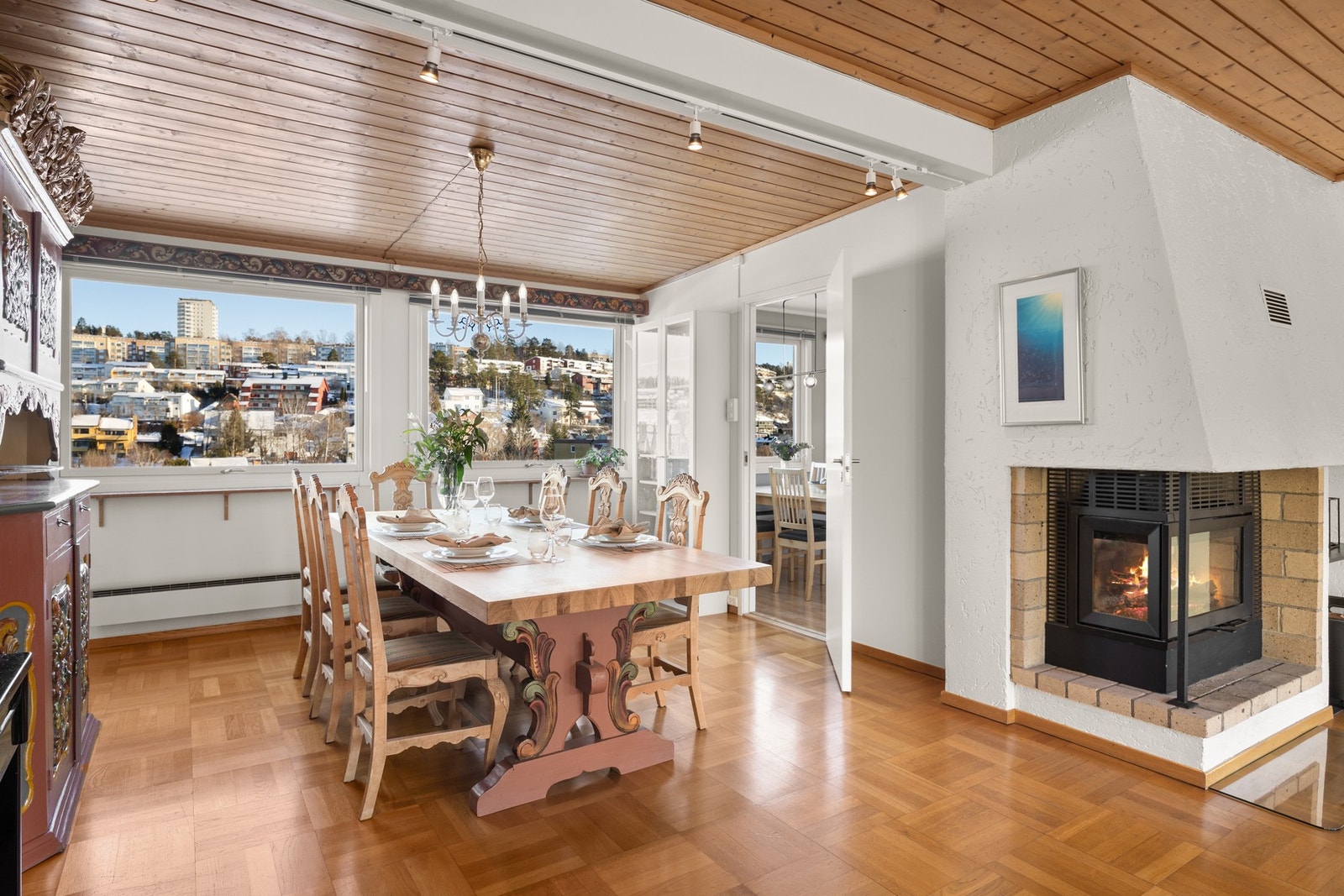 Sentralt i rommet er det en oppmurt peis som setter stemningen på de kalde dagene. Det er fremlagt tilsynsrapport uten anmerkninger på kontroll av fyringsanlegg 09.01.2025. Galleribilde