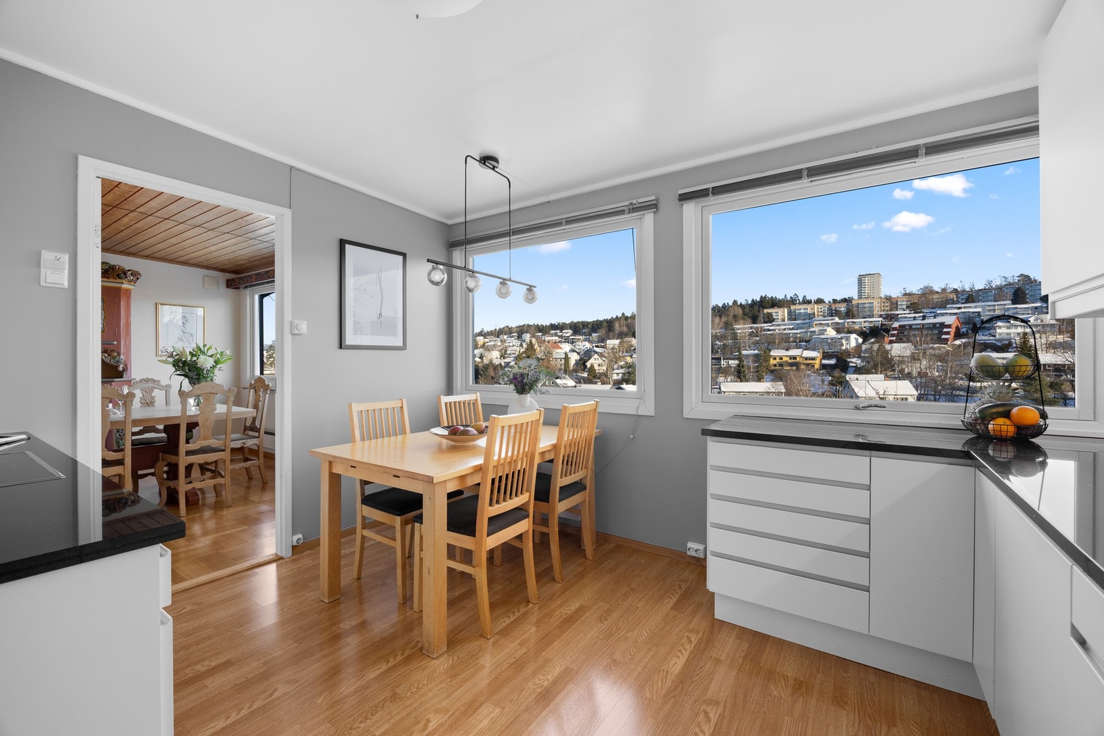 Rommet er av god størrelse og det er fin plass til å innrede med et spisebord. Galleribilde