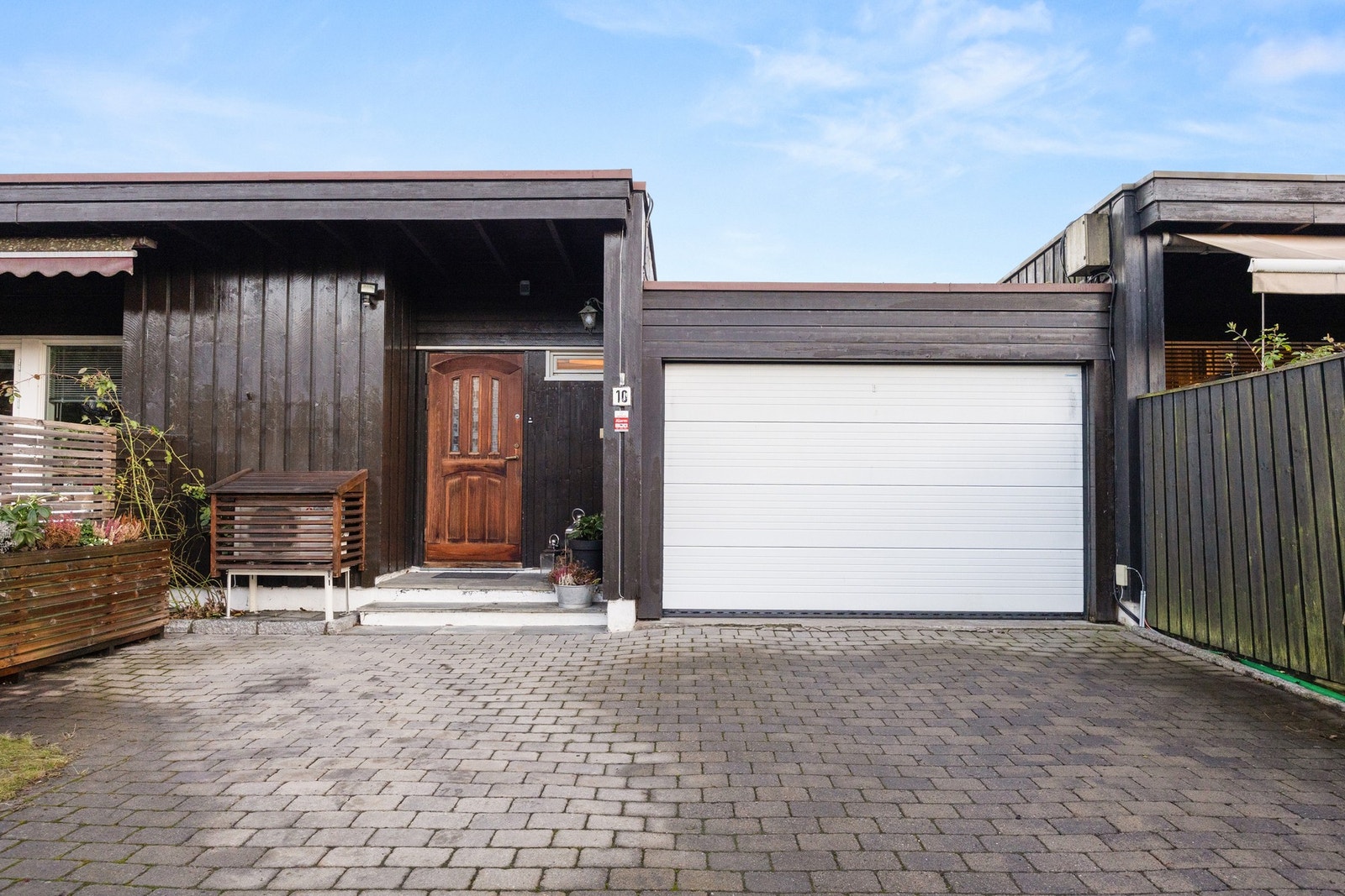 Boligen har parkering i en tilliggende enkelgarasje og på en steinbelagt gårdsplass. Plass til to biler på gårdsplassen. Galleribilde