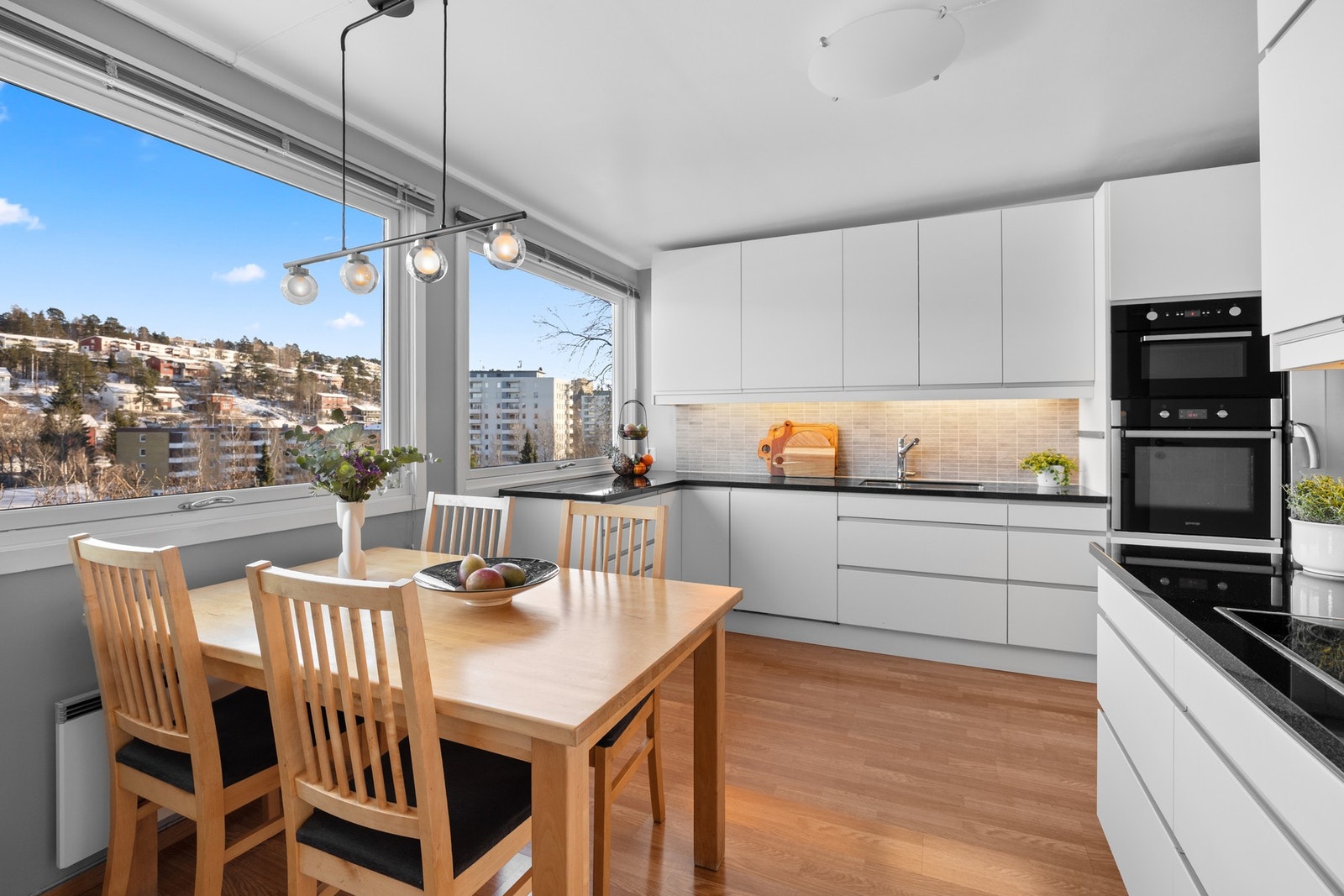 Kjøkkenet, som var nytt i 2012, har et tidsmessig og pent design med gode benkeflater og rikelig med oppbevaringsplass. Galleribilde