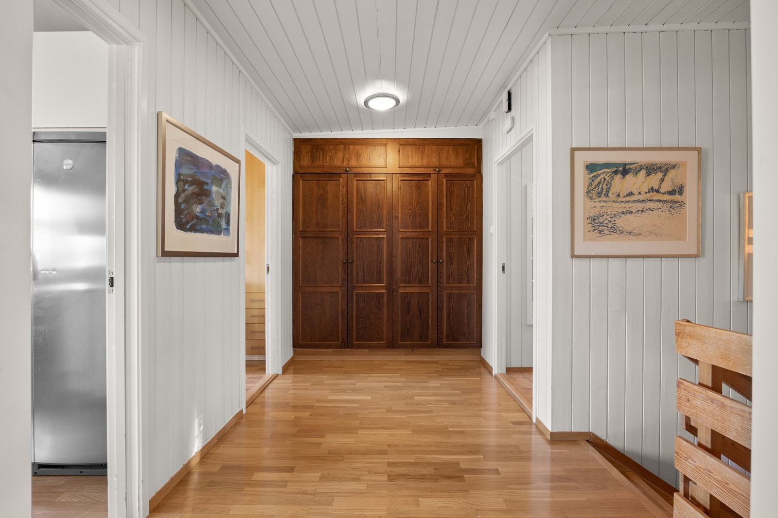 I entreen er det plass til både skohyller og knaggrekker. Det er ellers godt med lagringsplass i store garderobeskap i gangen. Galleribilde