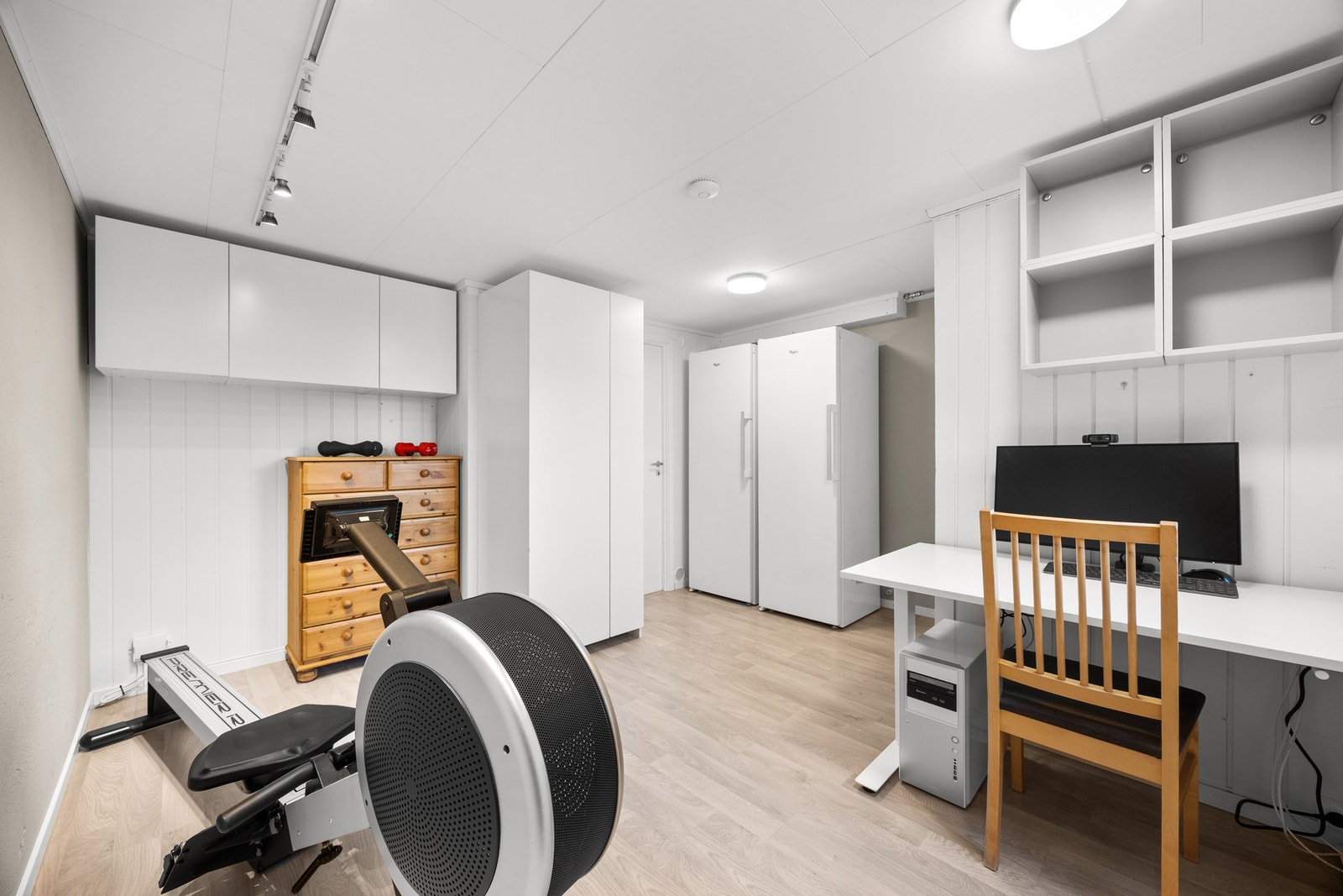 Rommet er av god størrelse, og har flere bruksmuligheter. Det er lagt inn fiberkabel fra Telenor i boligen. Galleribilde