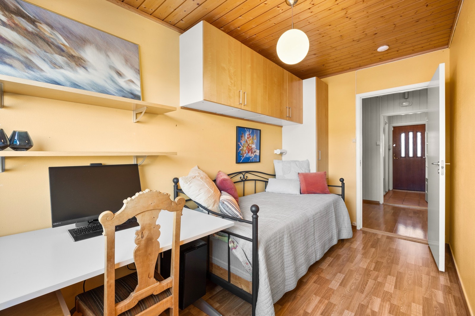 Dette rommet er av god størrelse og fungerer i dag som gjesterom/kontor. Galleribilde